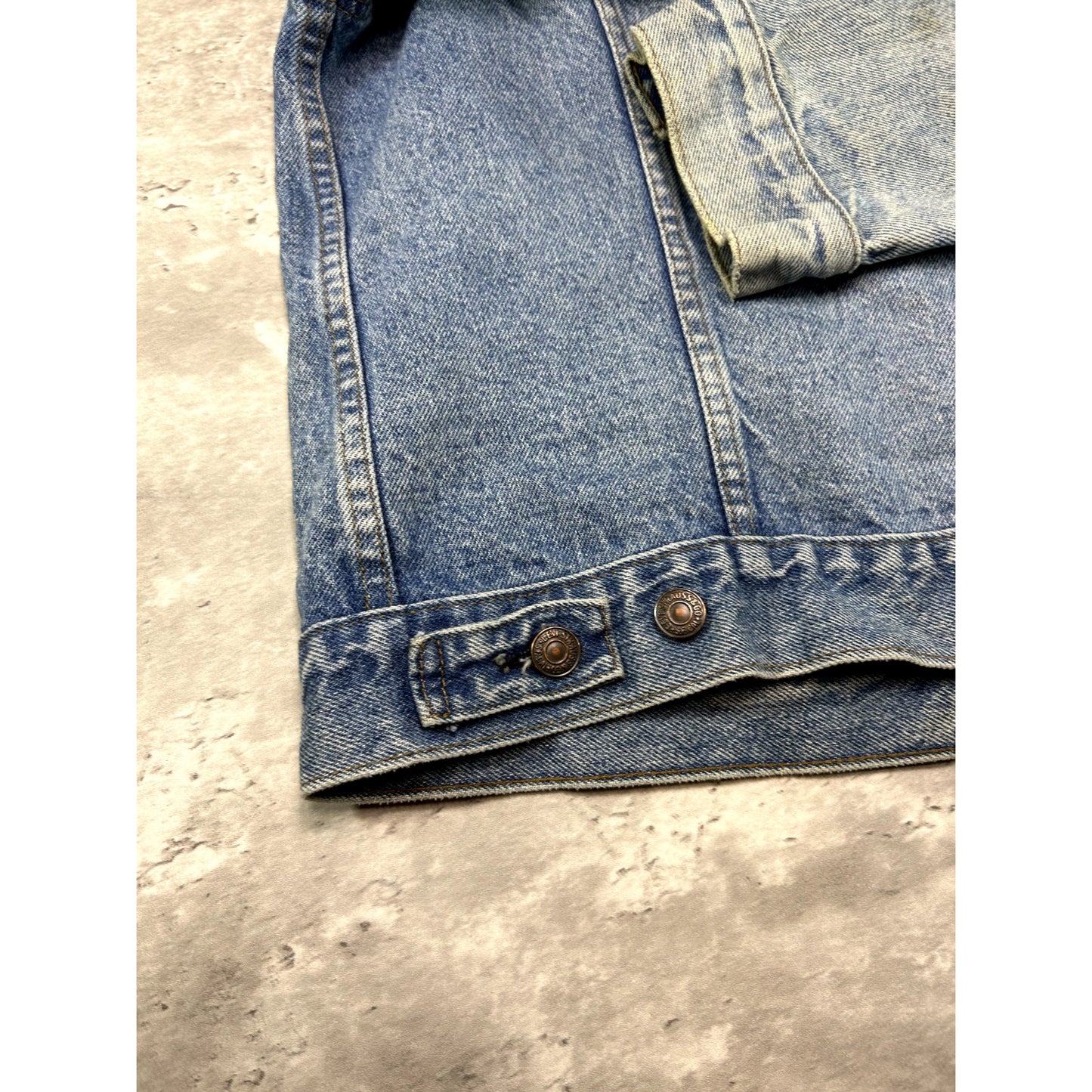 Vintage 80s Levis Red Tab Medium Wash Denim Type 3 Trucker Jacket Size 44R Medium
