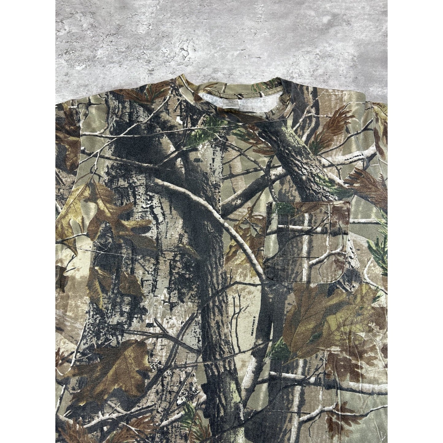 Vintage Realtree Camo Hunting Long Sleeve Pocket T-Shirt Size Medium