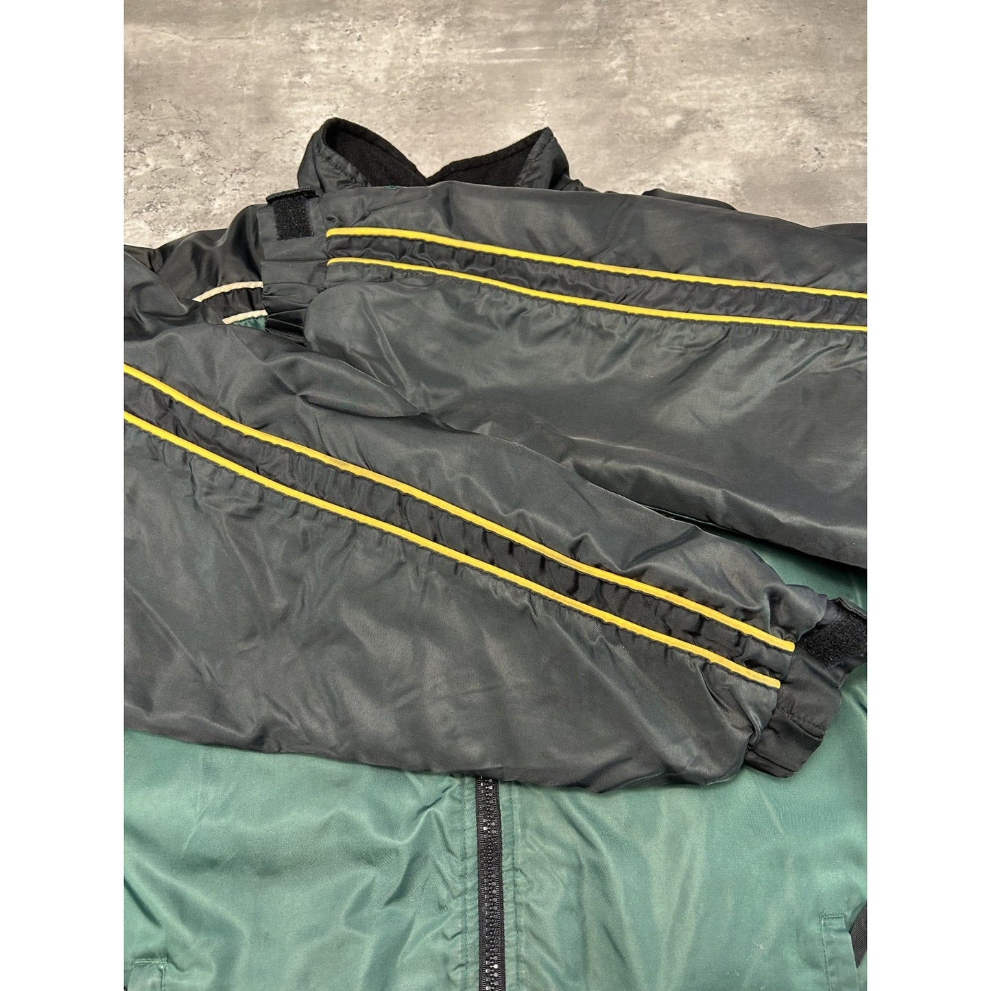 Vintage 90s Green Bay Packers NFL Insulated Full Zip Nylon Jacket Size Medium