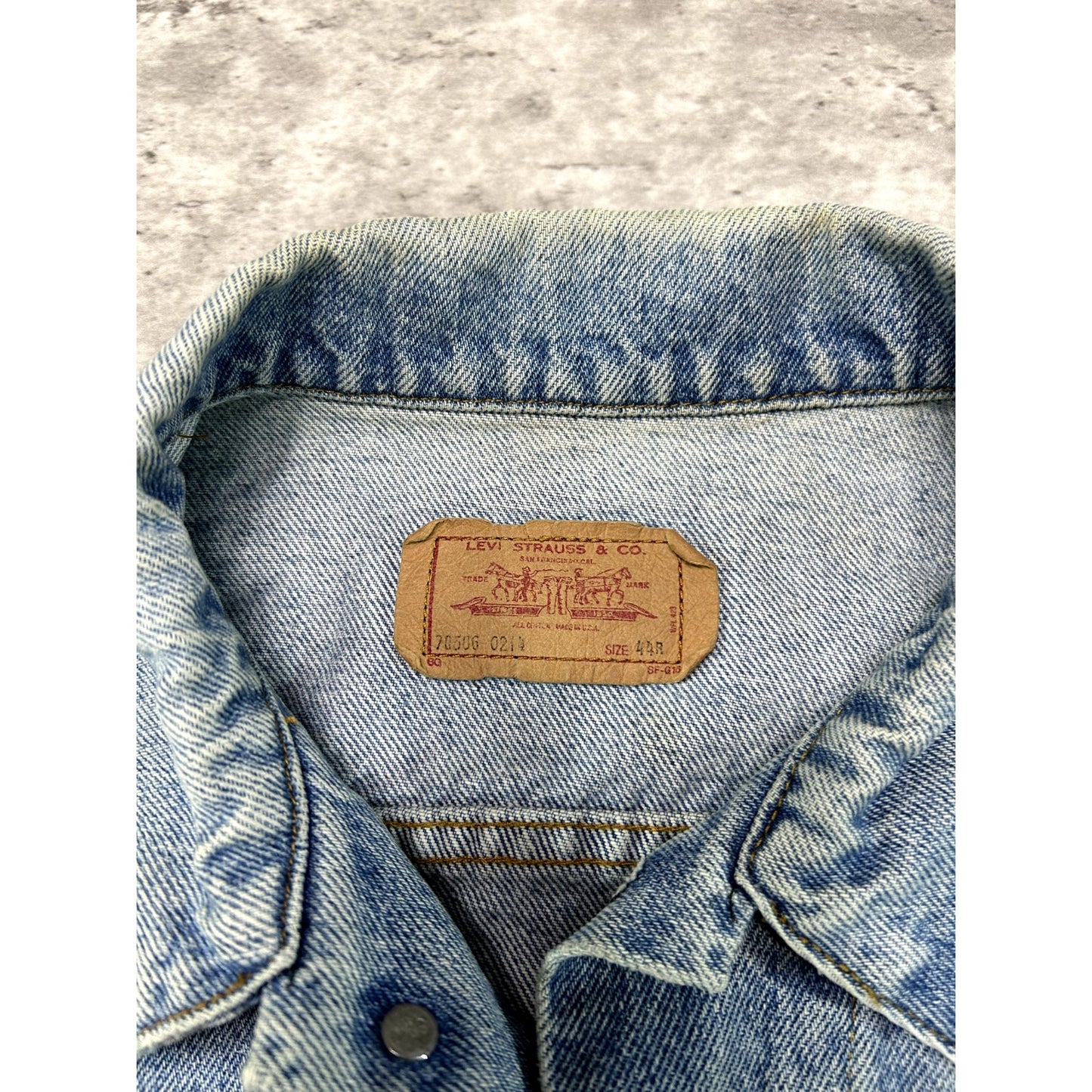 Vintage 80s Levis Red Tab Medium Wash Denim Type 3 Trucker Jacket Size 44R Medium