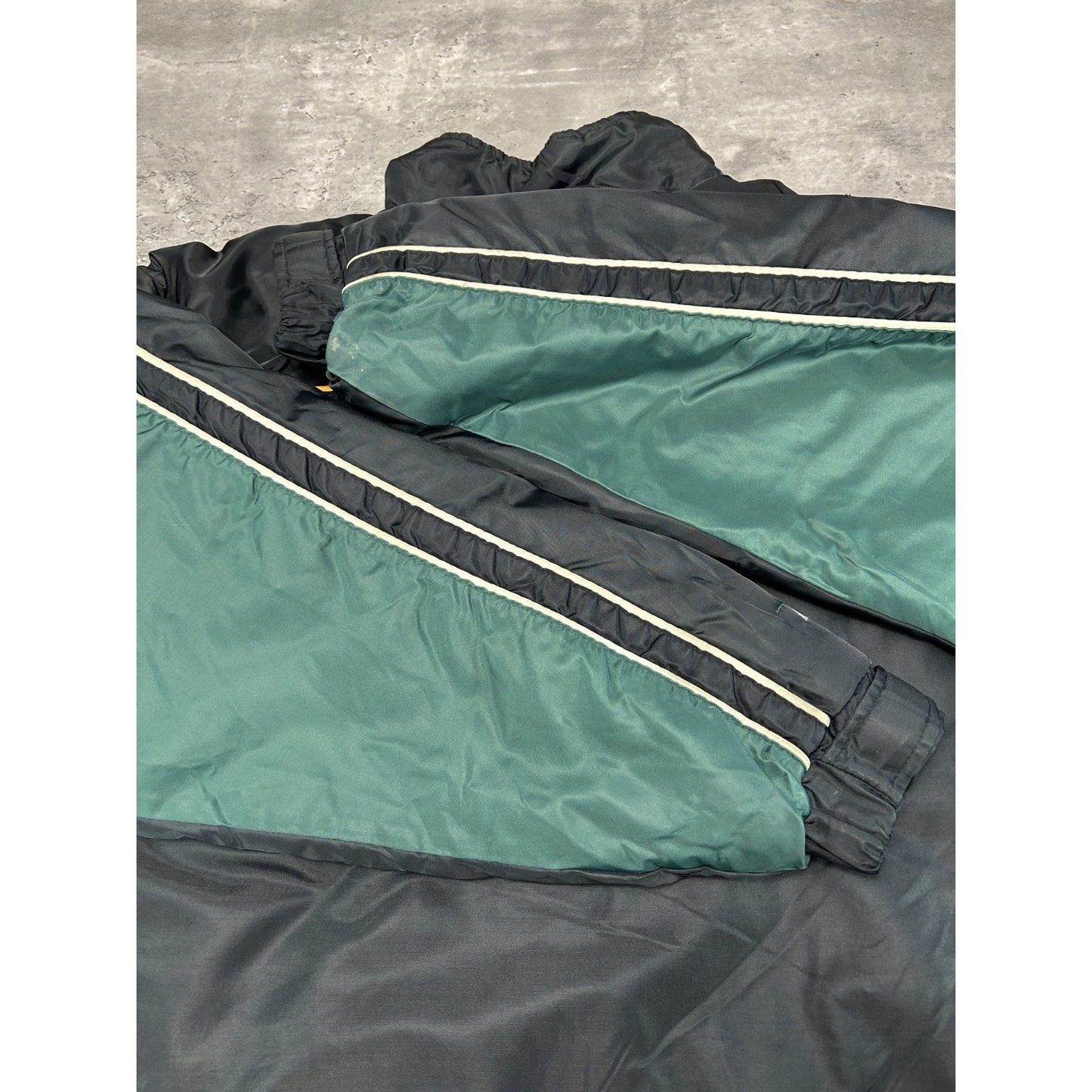Vintage 90s Green Bay Packers NFL Insulated Full Zip Nylon Jacket Size Medium