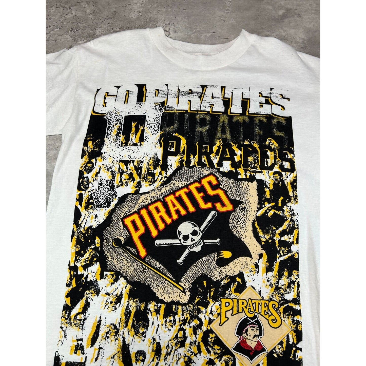 Vintage 90s Pittsburgh Pirates MLB Go Pirates Baseball Graphic T-Shirt Size XL