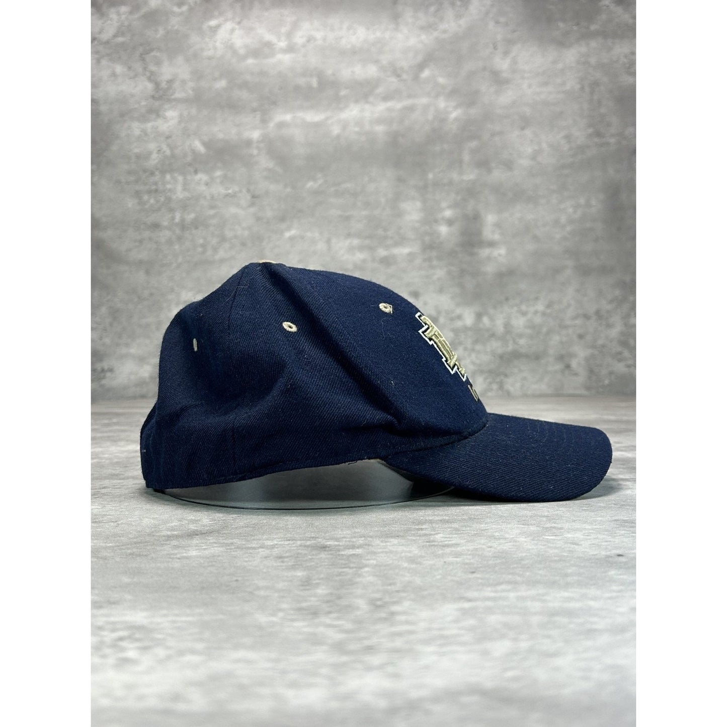 Vintage Notre Dame Fighting Irish NCAA Embroidered Logo Fitted Hat 7 3/8