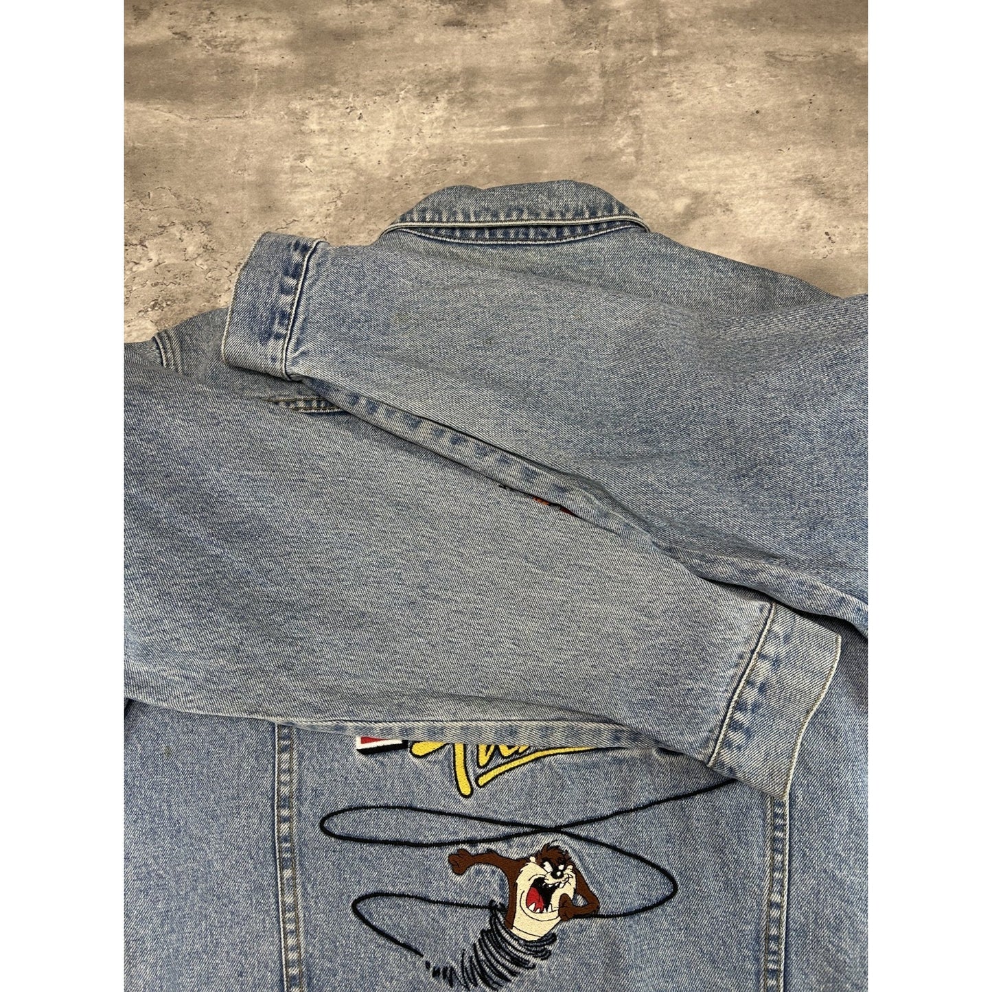 Vintage 90s Looney Tunes Embroidered Light Wash Denim Jacket Size Large