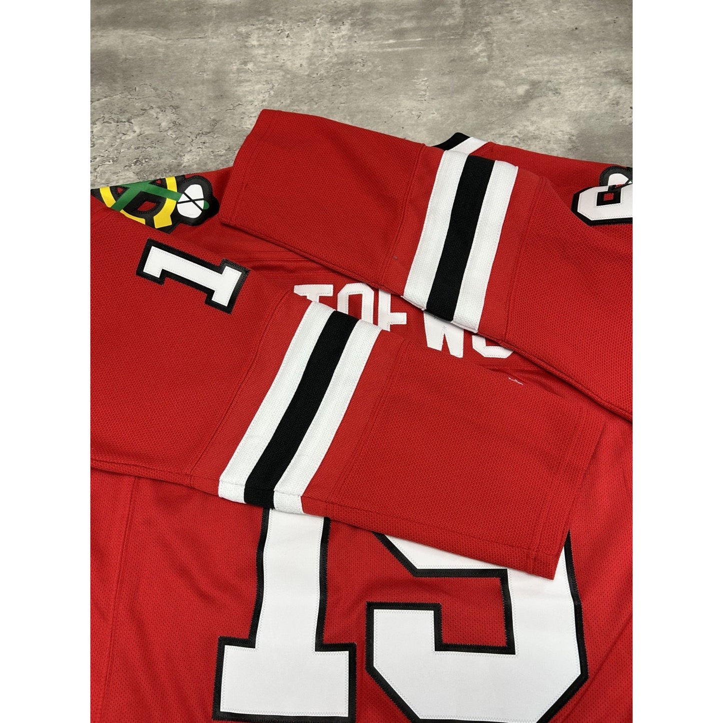Johnathan Towes #19 Chicago Blackhawks NHL Reebok Hockey Jersey Size Medium