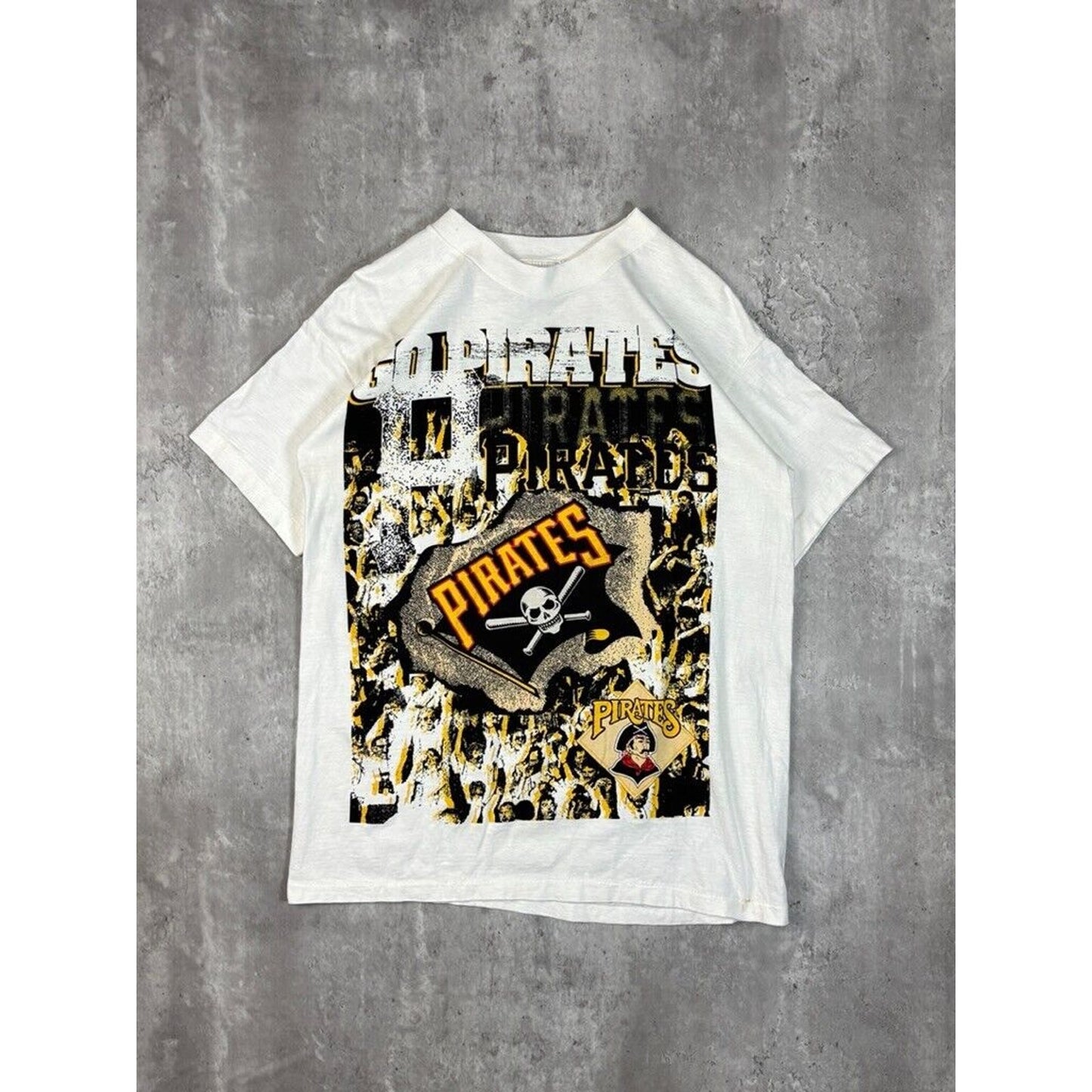 Vintage 90s Pittsburgh Pirates MLB Go Pirates Baseball Graphic T-Shirt Size XL