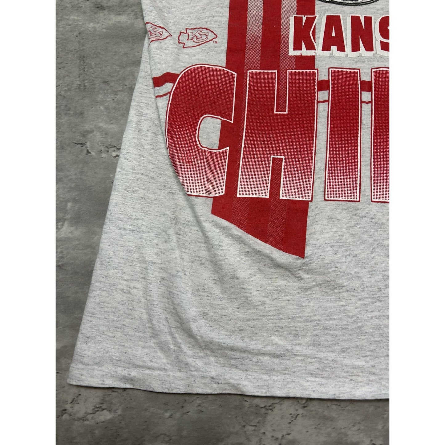Vintage 90s Kansas City Chiefs NFL Spellout Helmet Graphic T-Shirt Size XL