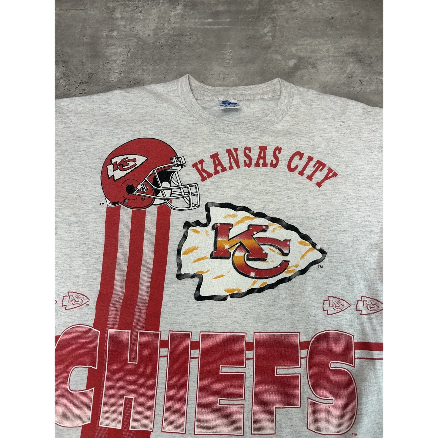 Vintage 90s Kansas City Chiefs NFL Spellout Helmet Graphic T-Shirt Size XL