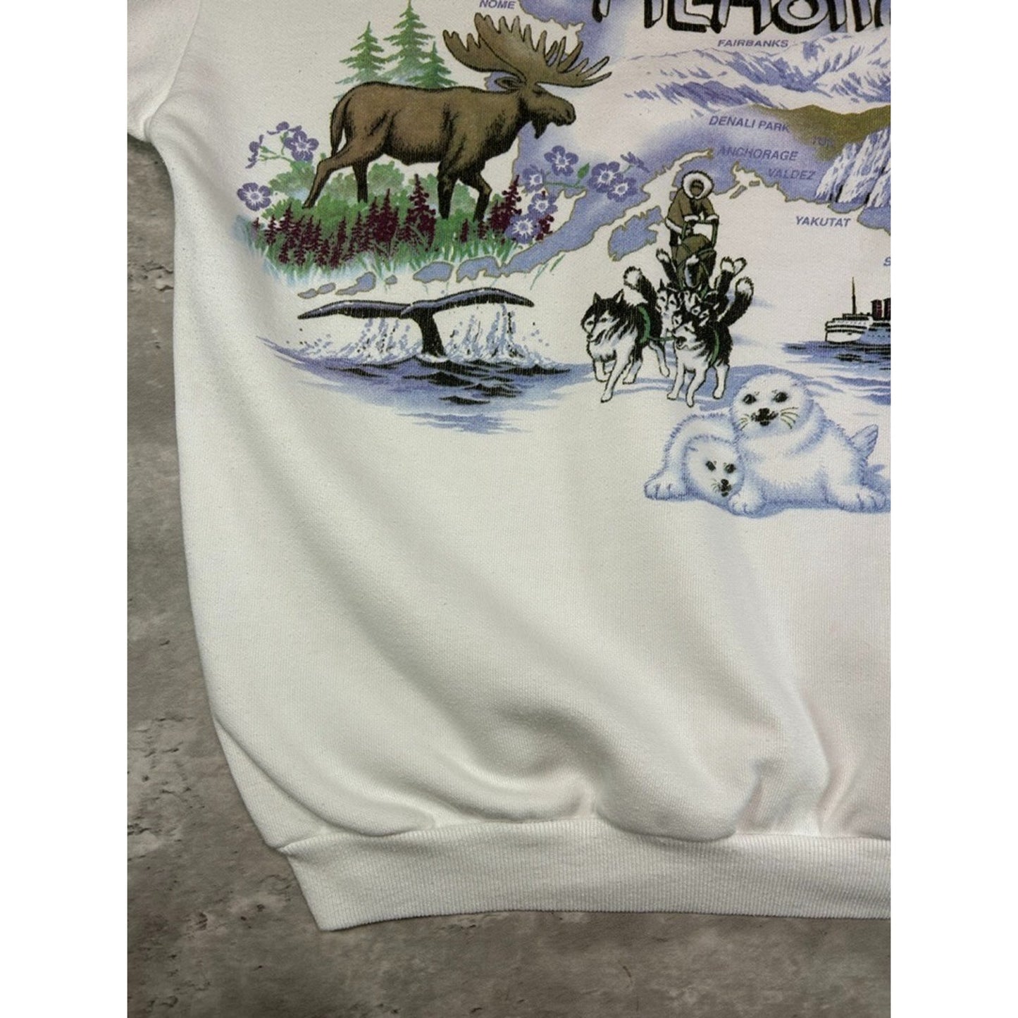 Vintage 90s Alaska Nature Animals All Over Print Sweatshirt Size Large White