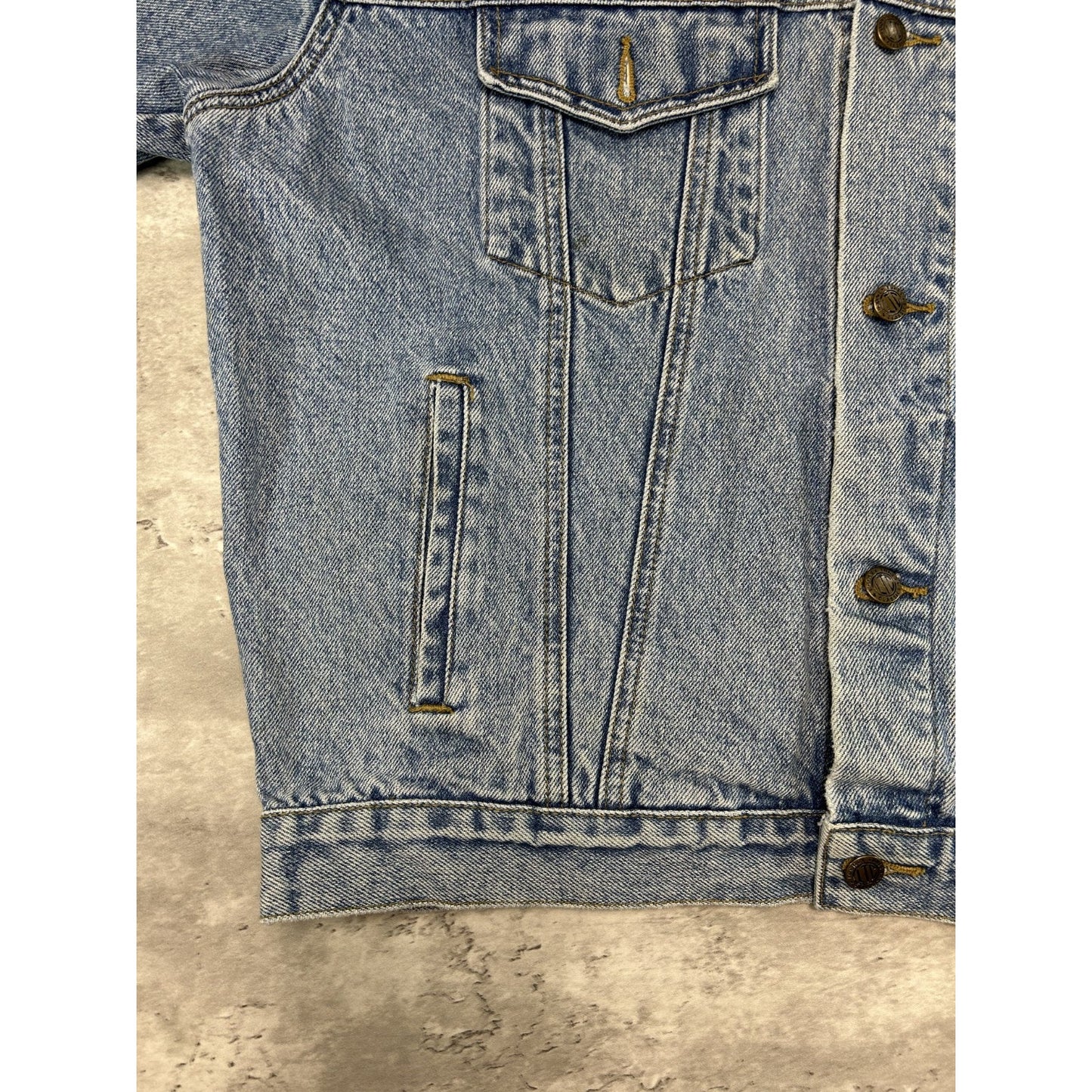 Vintage 90s Looney Tunes Embroidered Light Wash Denim Jacket Size Large