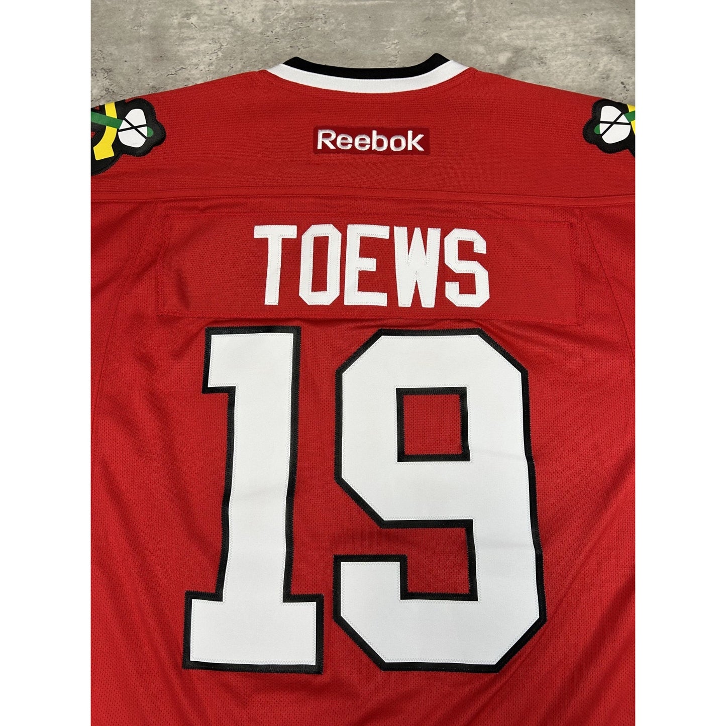 Johnathan Towes #19 Chicago Blackhawks NHL Reebok Hockey Jersey Size Medium