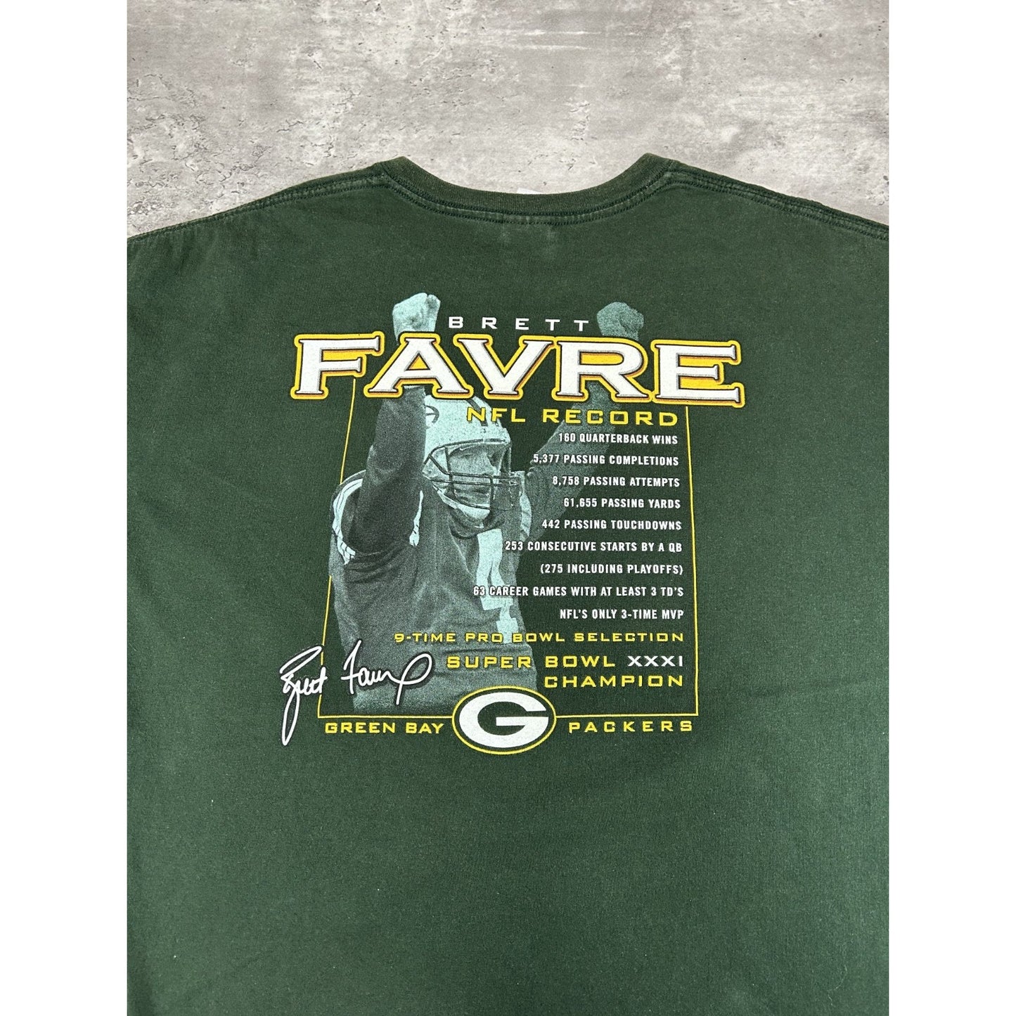 Vintage Brett Favre #4 Green Bay Packers NFL Player Graphic Cropped T-Shirt XL