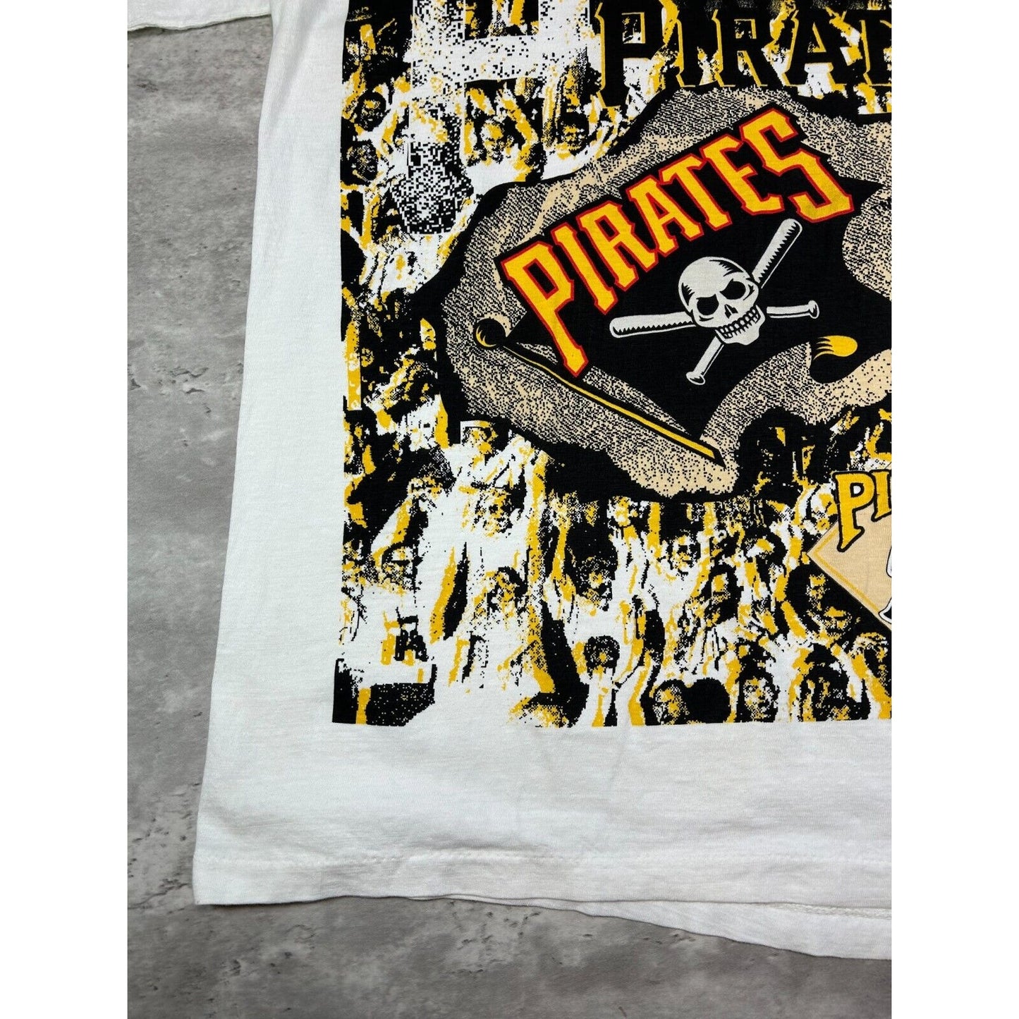 Vintage 90s Pittsburgh Pirates MLB Go Pirates Baseball Graphic T-Shirt Size XL