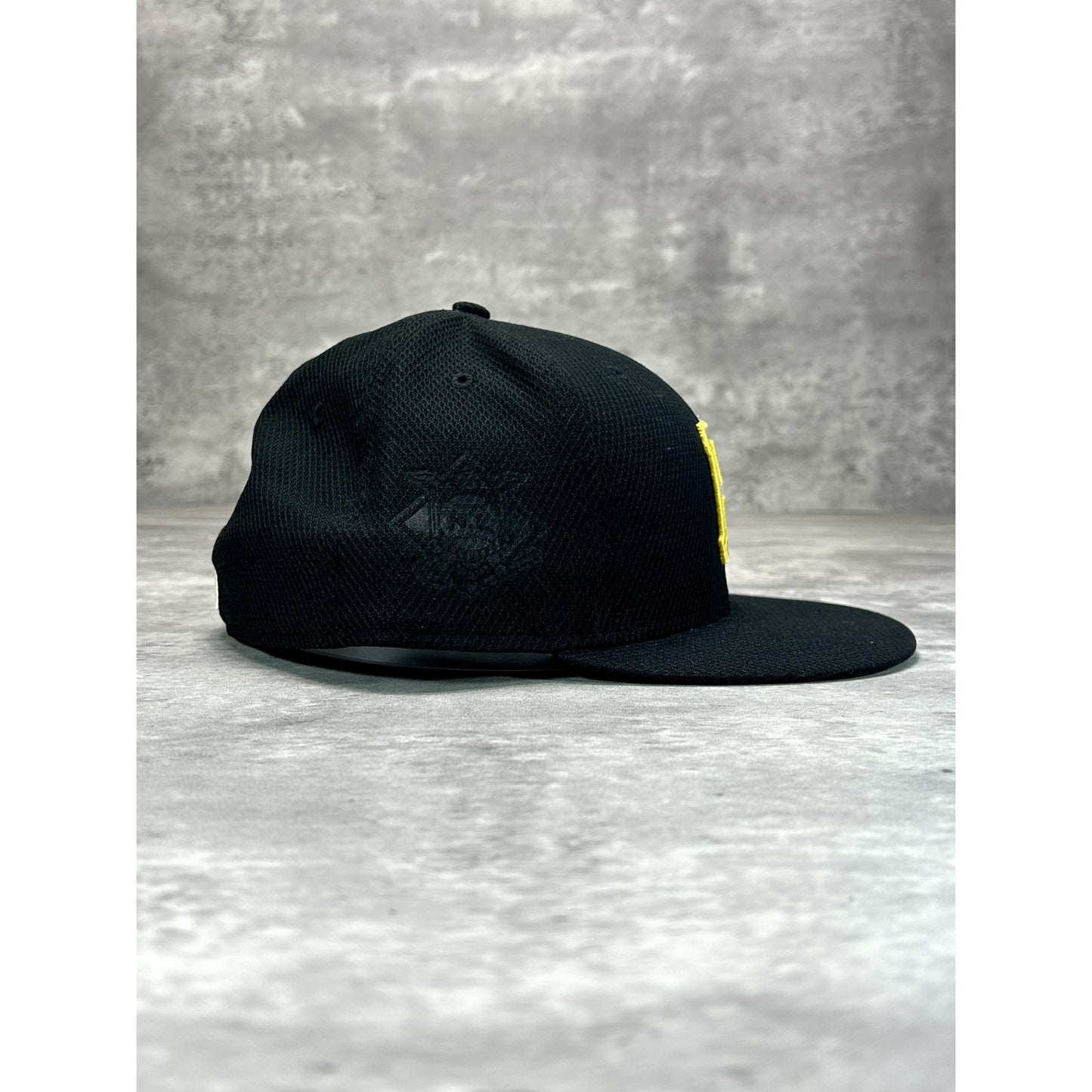 Pittsburgh Pirates MLB Embroidered Logo Baseball Fitted Hat 7 1/2 Black