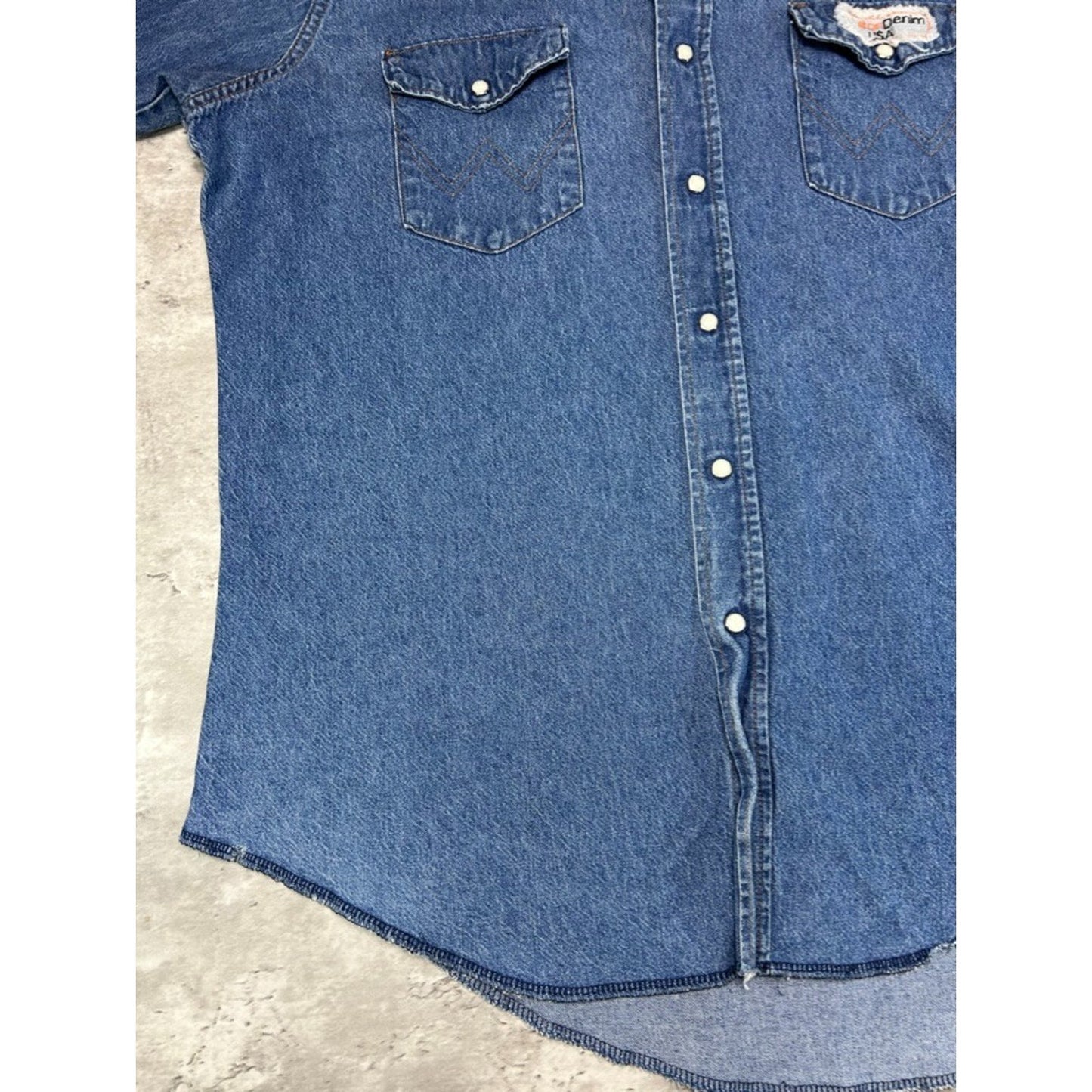 Vintage 1980s Wrangler Pearl Snap Medium Wash Denim Button Up Shirt Size XL