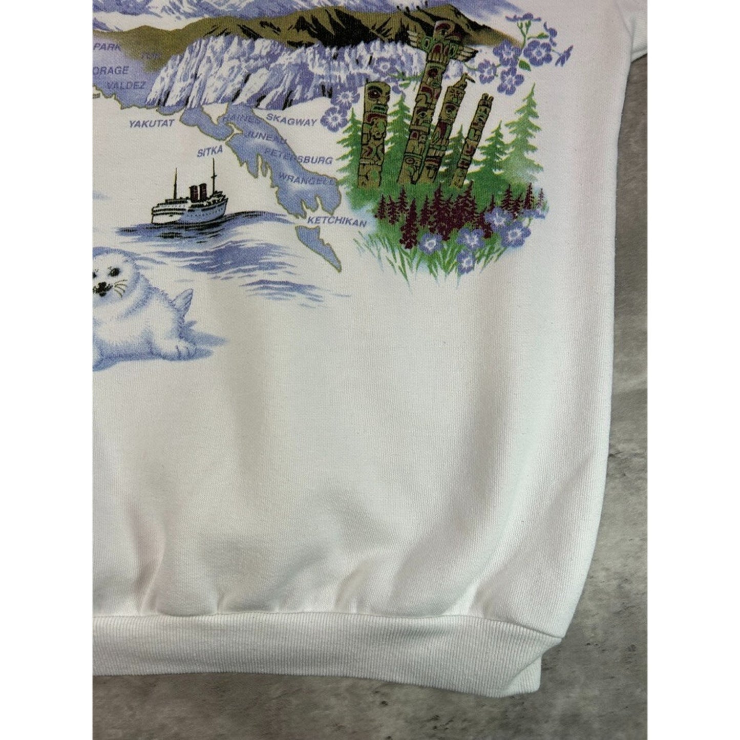 Vintage 90s Alaska Nature Animals All Over Print Sweatshirt Size Large White