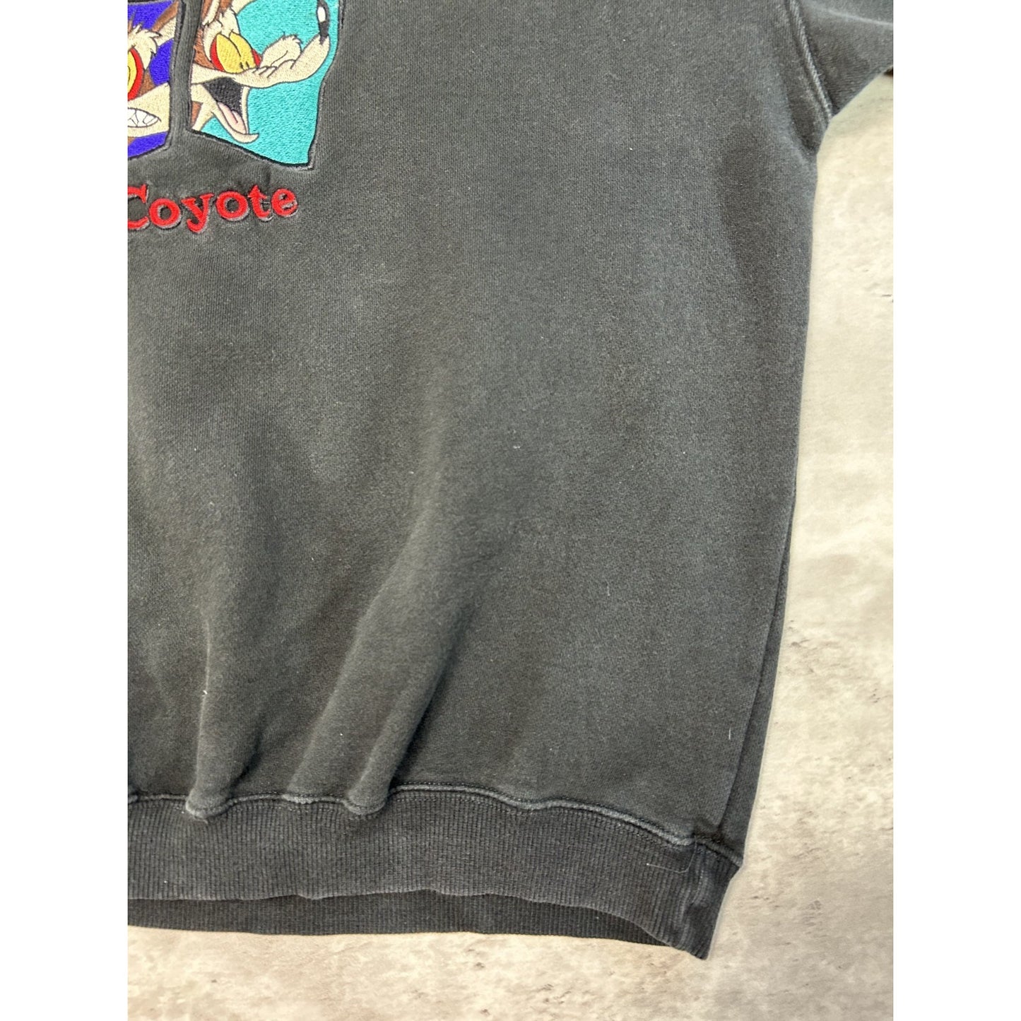 Vintage 90s Looney Tunes Wile E Coyote Embroidered Cartoon Sweatshirt Size Large