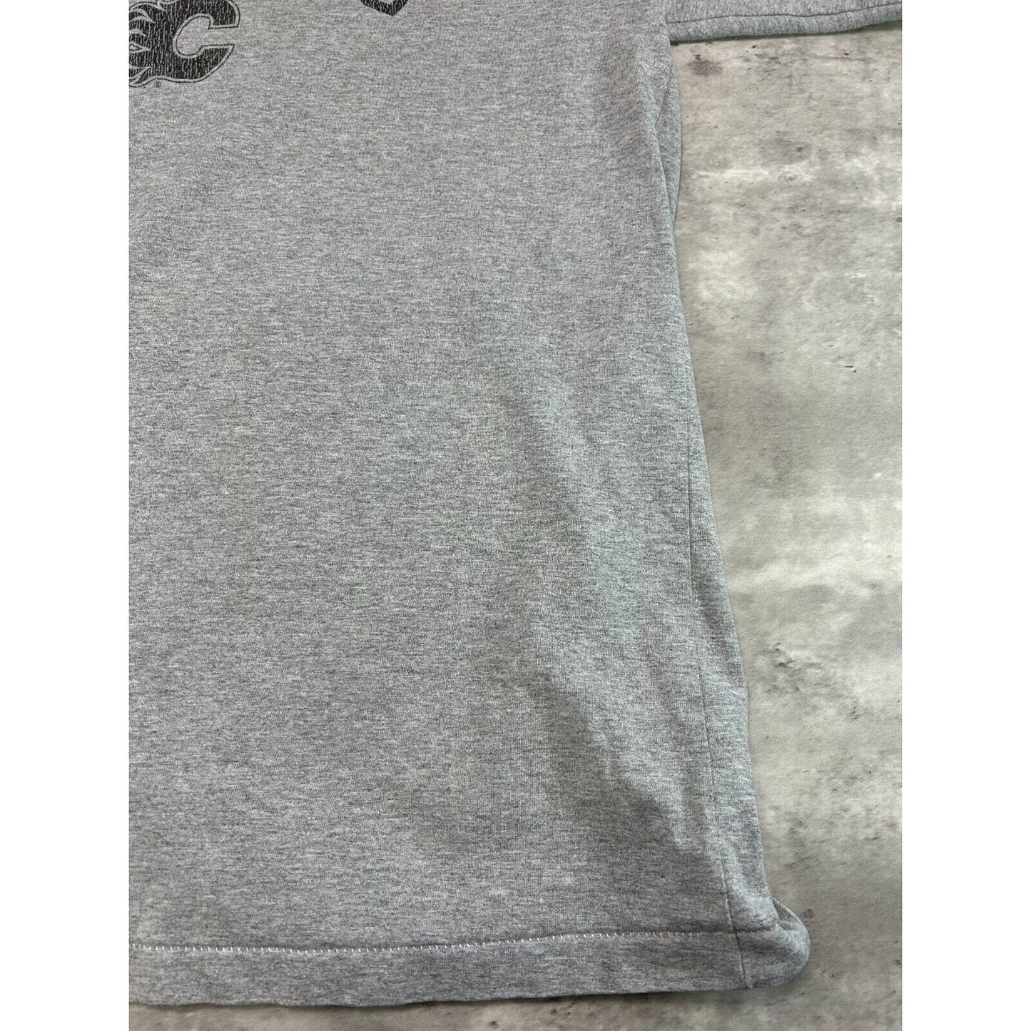 Vintage Calgary Flames NHL Spellout Logo Hockey T-Shirt Size Large Gray