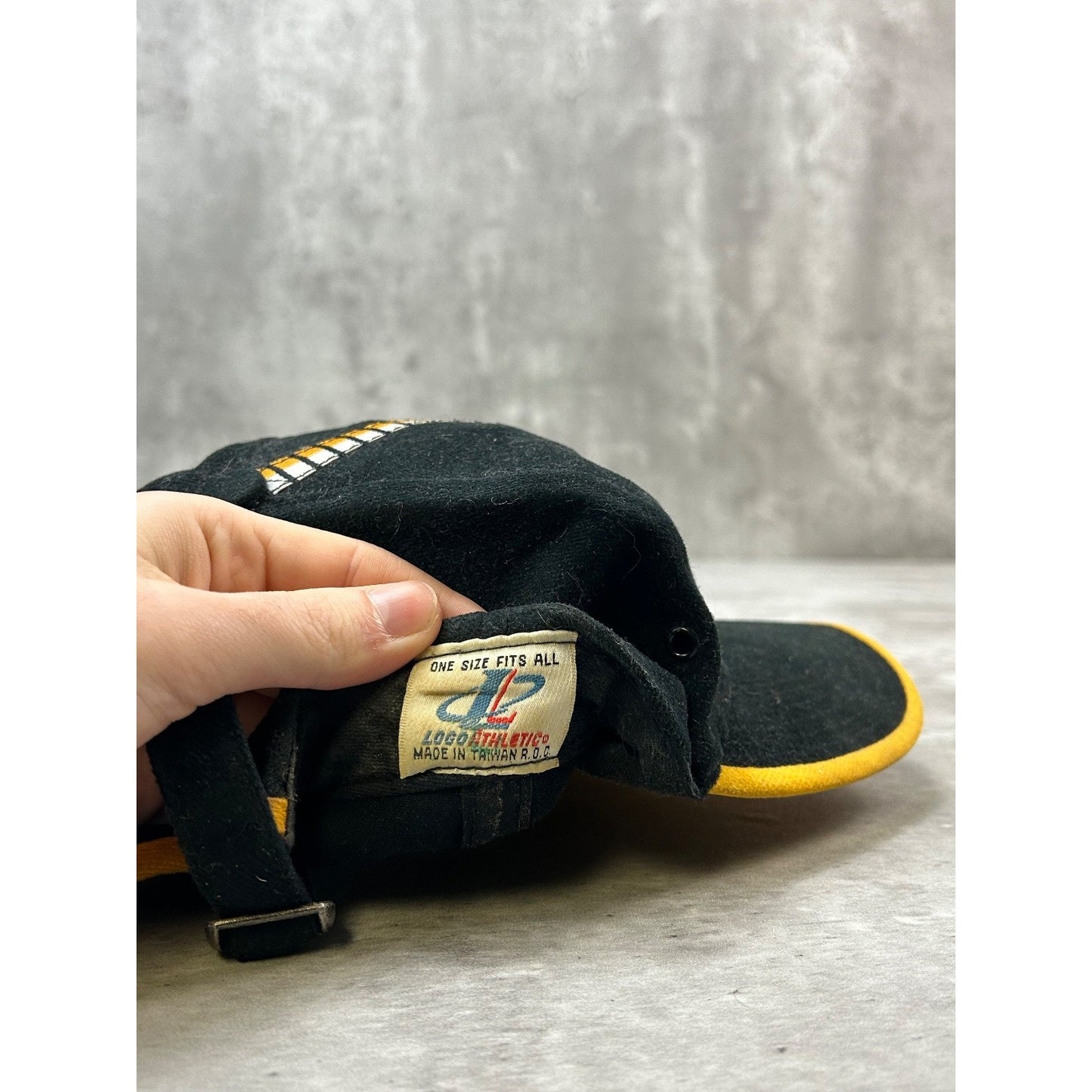 Vintage 90s Pittsburgh Steelers NFL Embroidered Logo Athletic Strapback Hat OSFA