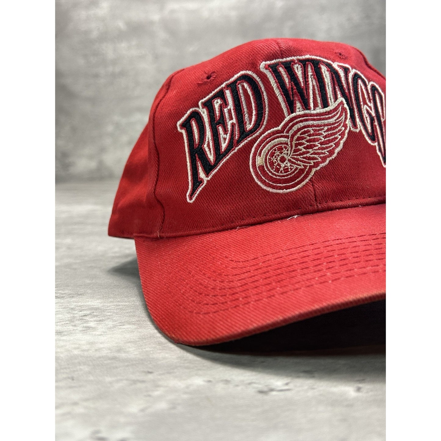 Vintage 90s Detroit Red Wings NHL Starter Arc Spellout Strapback Hat OSFA Red