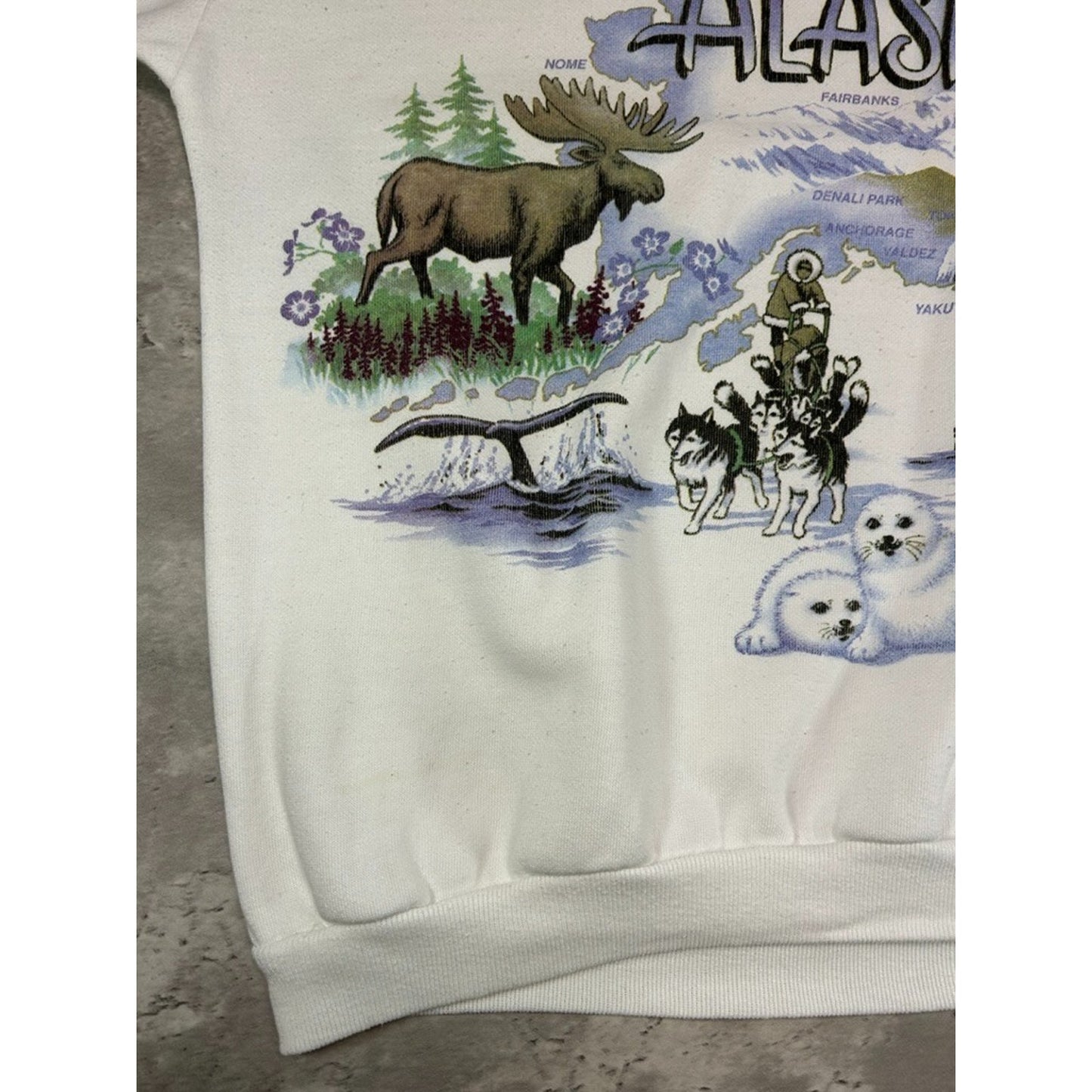 Vintage 90s Alaska Nature Animals All Over Print Sweatshirt Size Large White