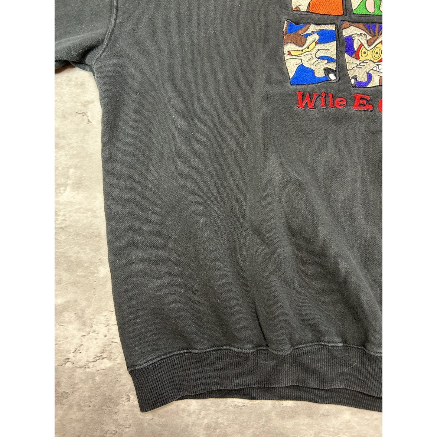 Vintage 90s Looney Tunes Wile E Coyote Embroidered Cartoon Sweatshirt Size Large