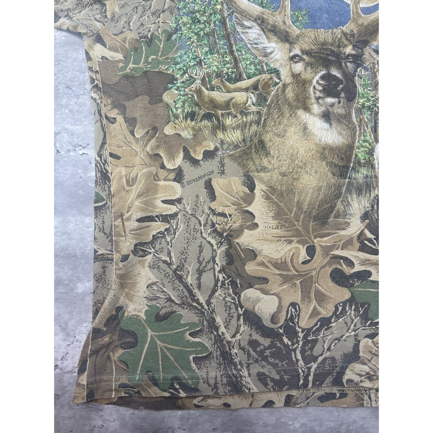 Vintage 90s Deer Graphic Nature Animal Tree Camo Hunting T-Shirt Size Large
