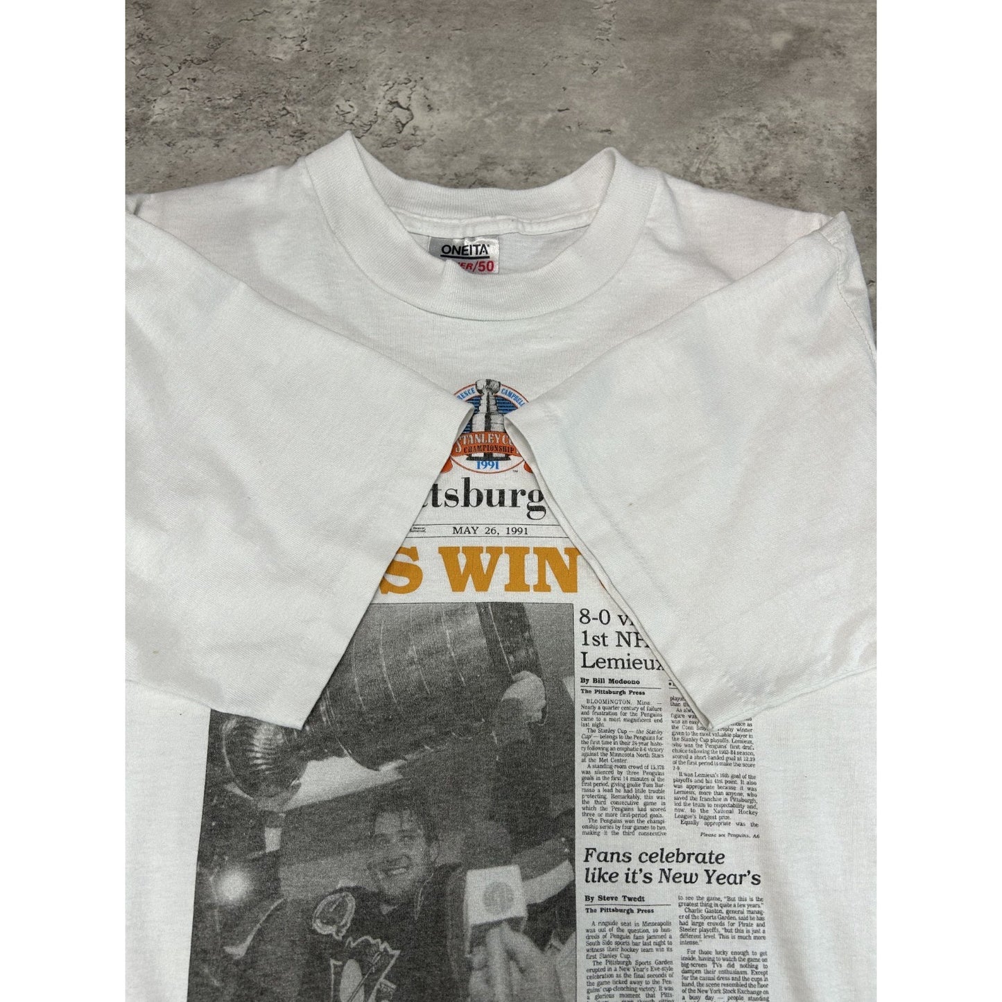 VTG 1991 Pittsburgh Penguins NHL Stanley Cup Champs Newspaper T-Shirt Sz Large