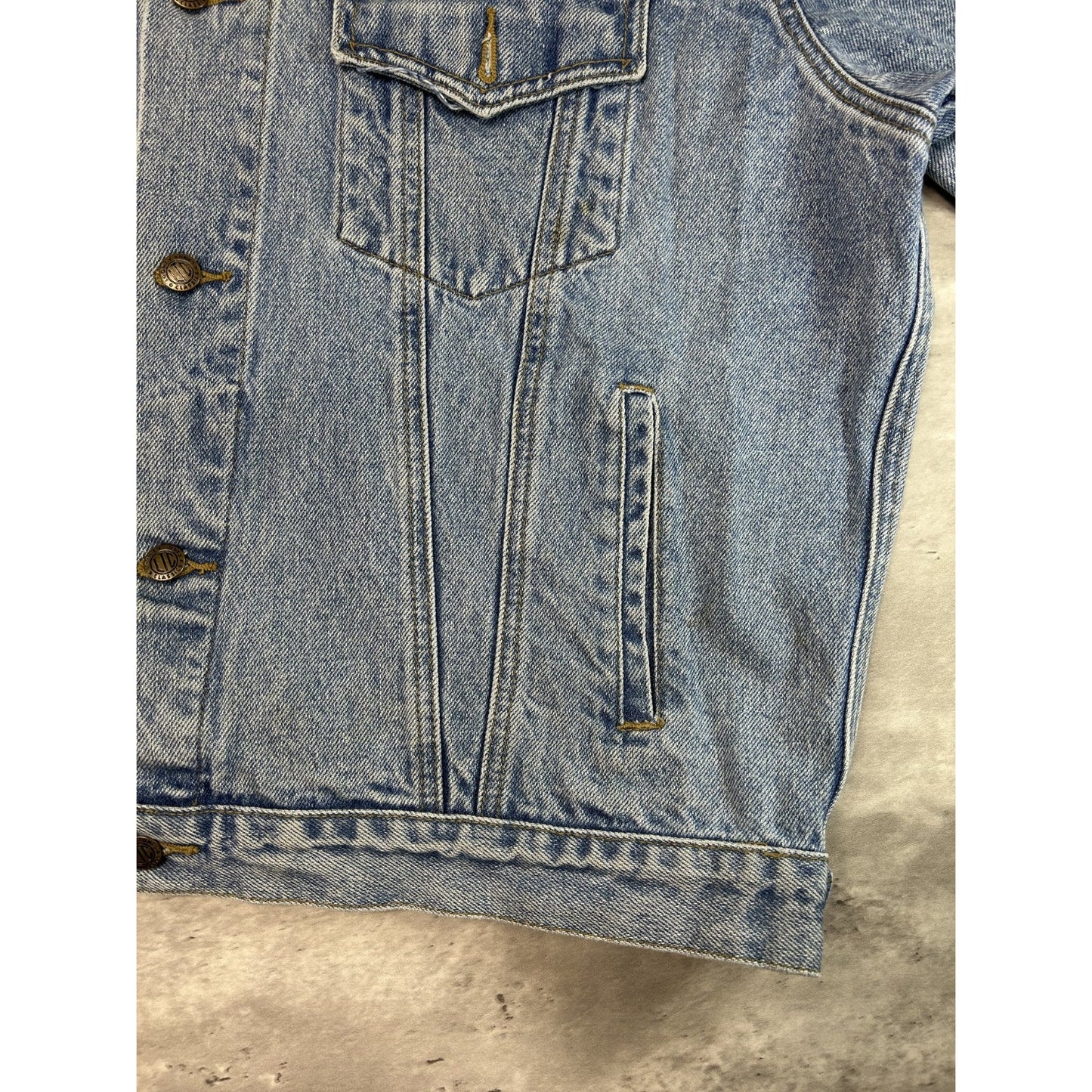 Vintage 90s Looney Tunes Embroidered Light Wash Denim Jacket Size Large