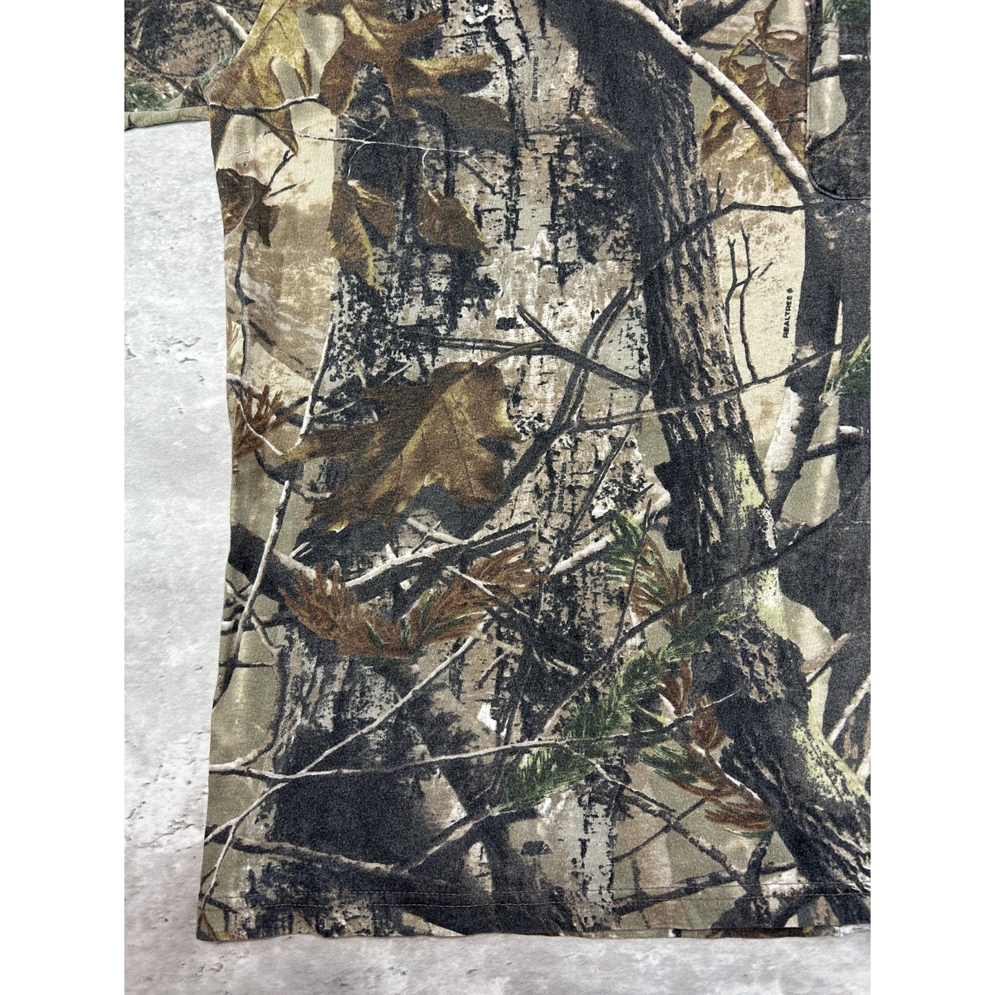 Vintage Realtree Camo Hunting Long Sleeve Pocket T-Shirt Size Medium