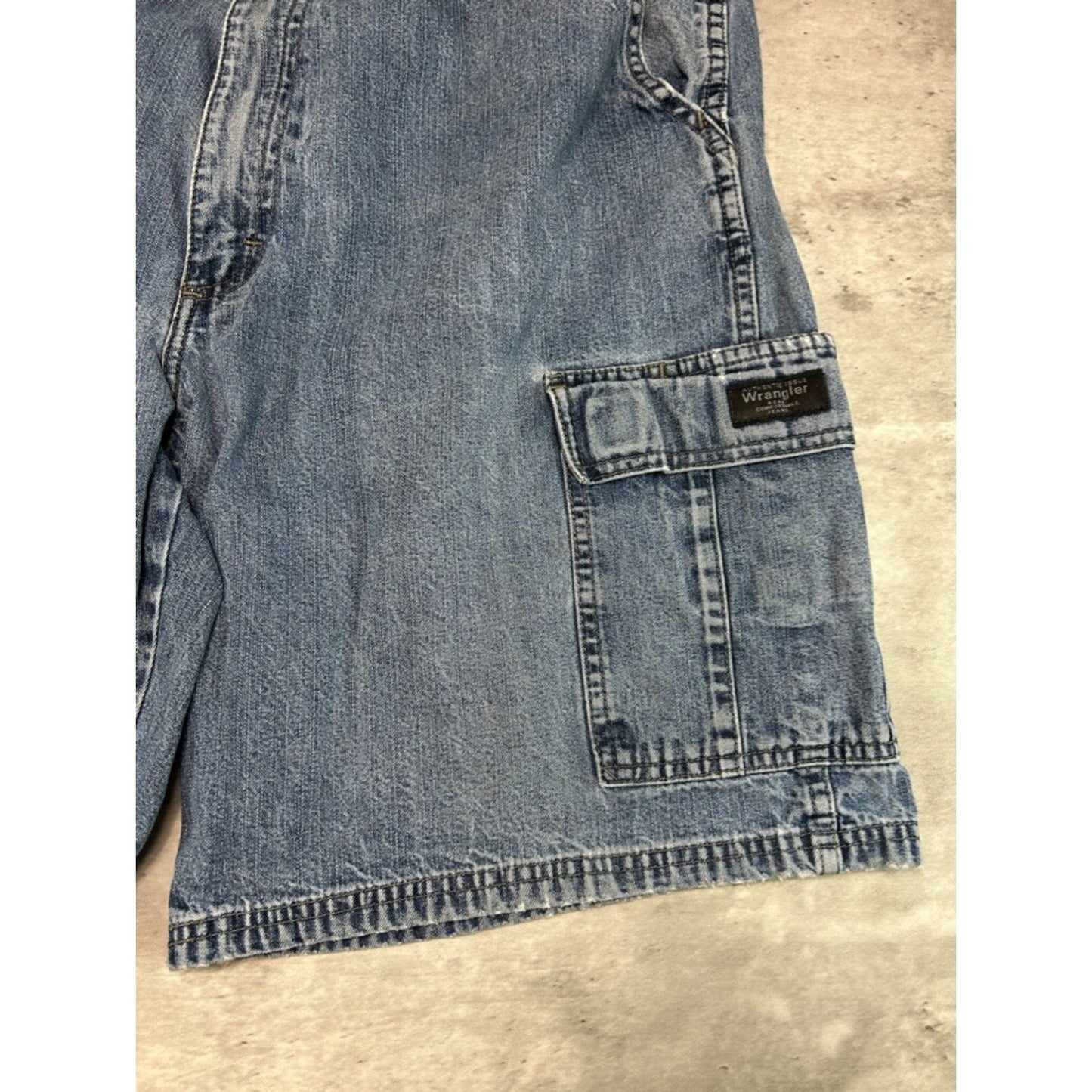 Vintage Wrangler Jeans Medium Wash Denim Cargo Shorts Size 37 Blue