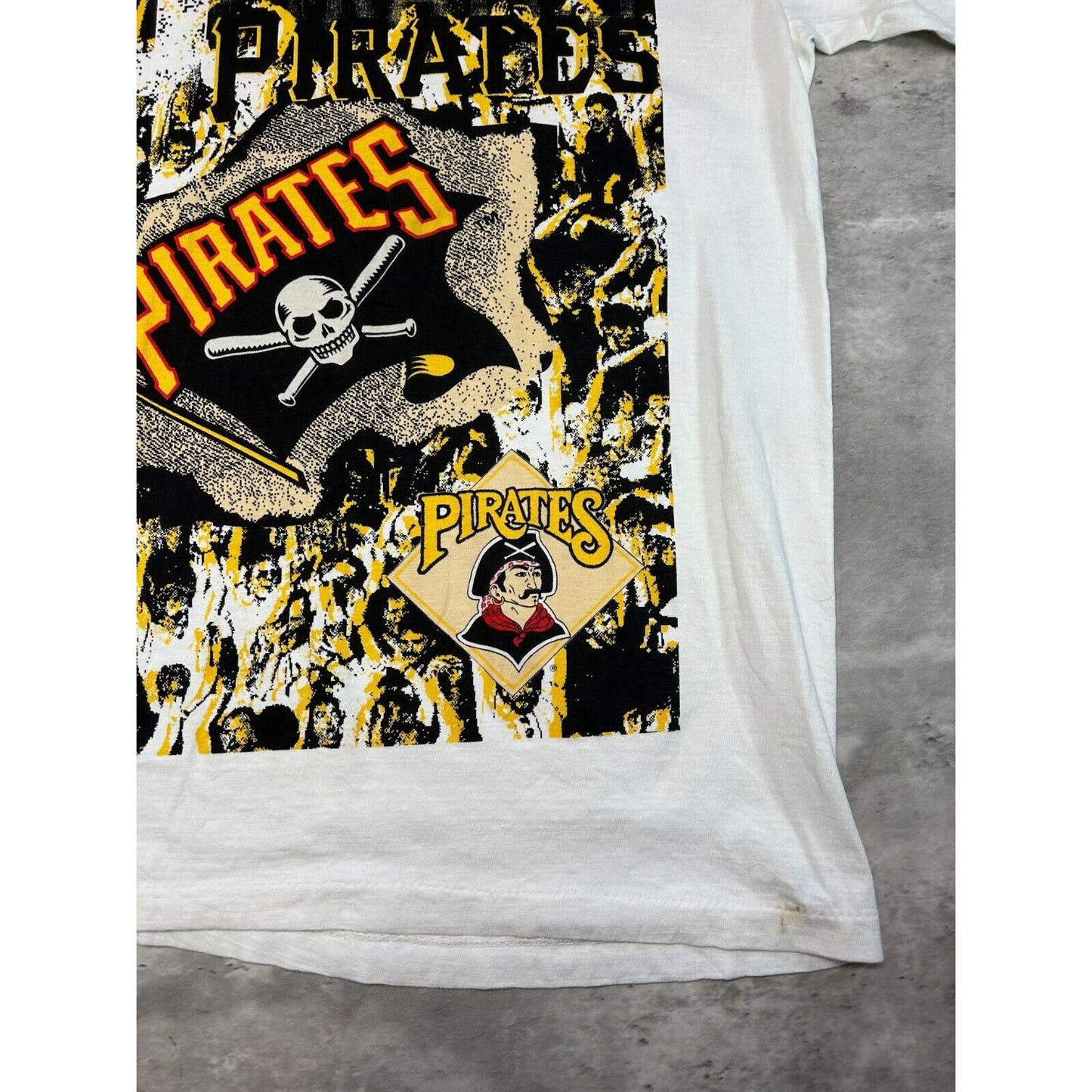 Vintage 90s Pittsburgh Pirates MLB Go Pirates Baseball Graphic T-Shirt Size XL