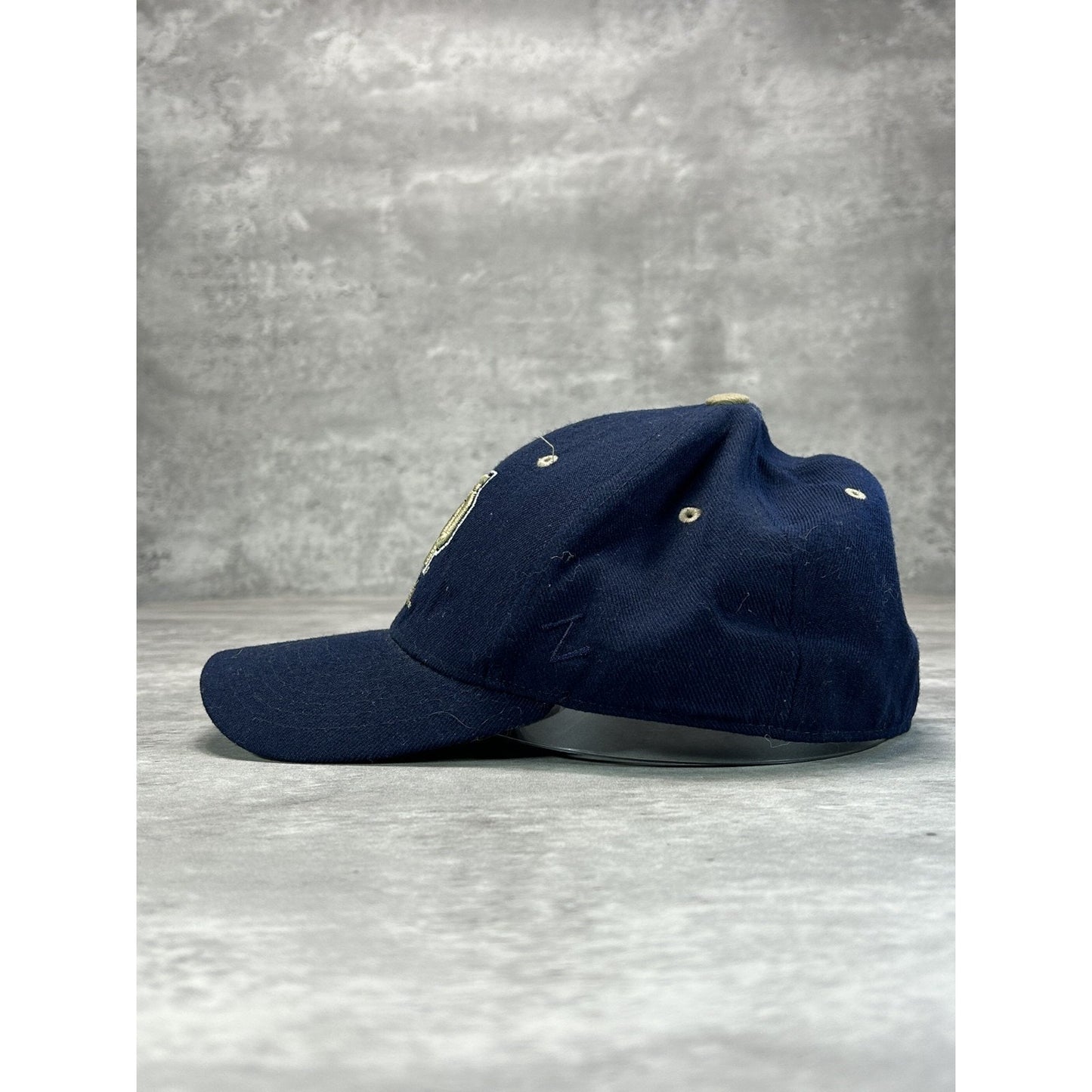 Vintage Notre Dame Fighting Irish NCAA Embroidered Logo Fitted Hat 7 3/8