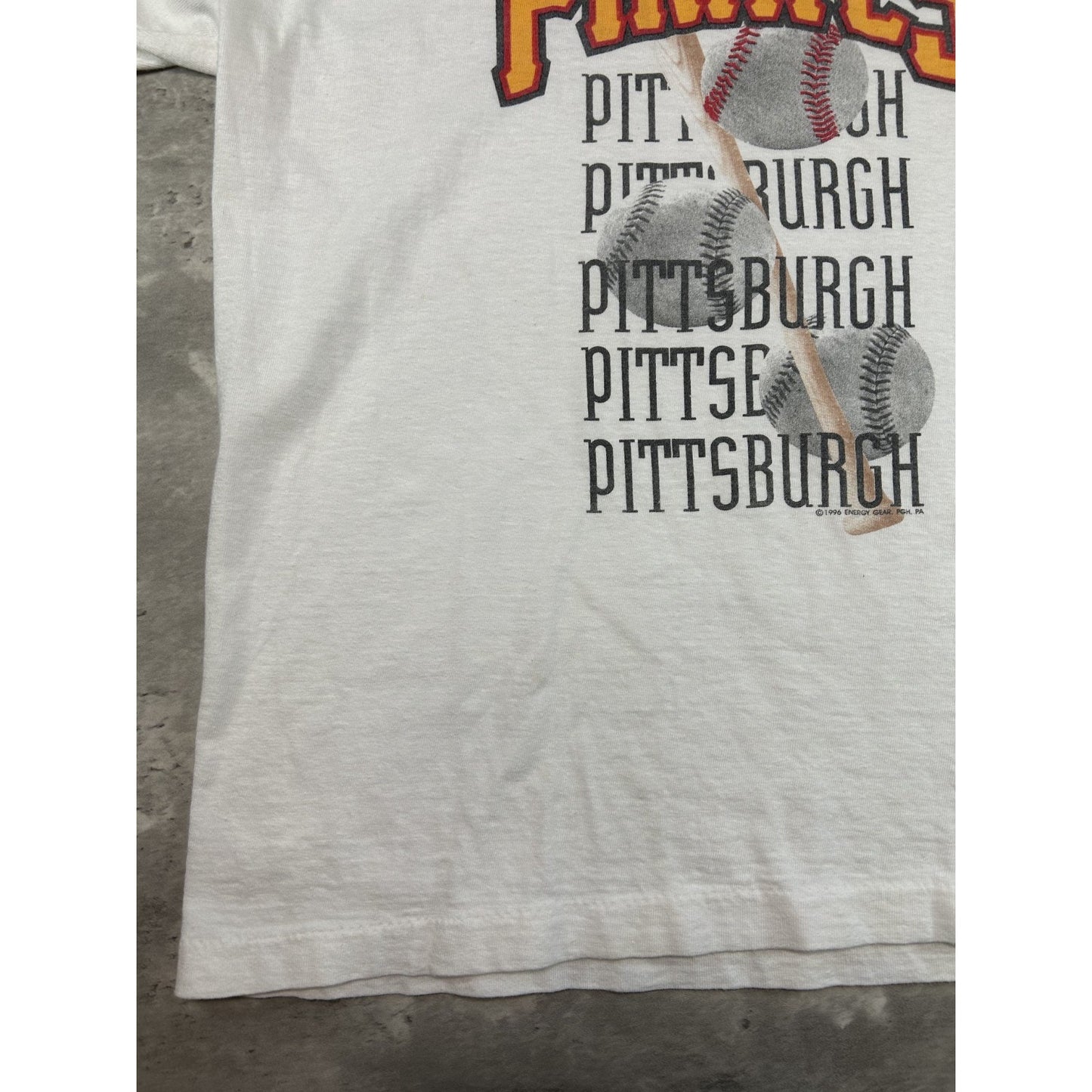 Vintage 90s Pittsburgh Pirates MLB Spellout Graphic Baseball T-Shirt Size Medium