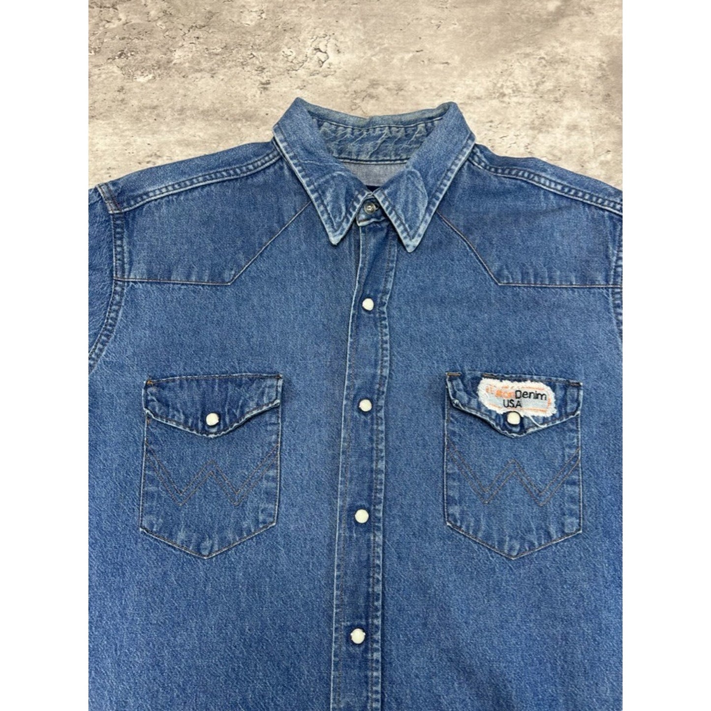 Vintage 1980s Wrangler Pearl Snap Medium Wash Denim Button Up Shirt Size XL