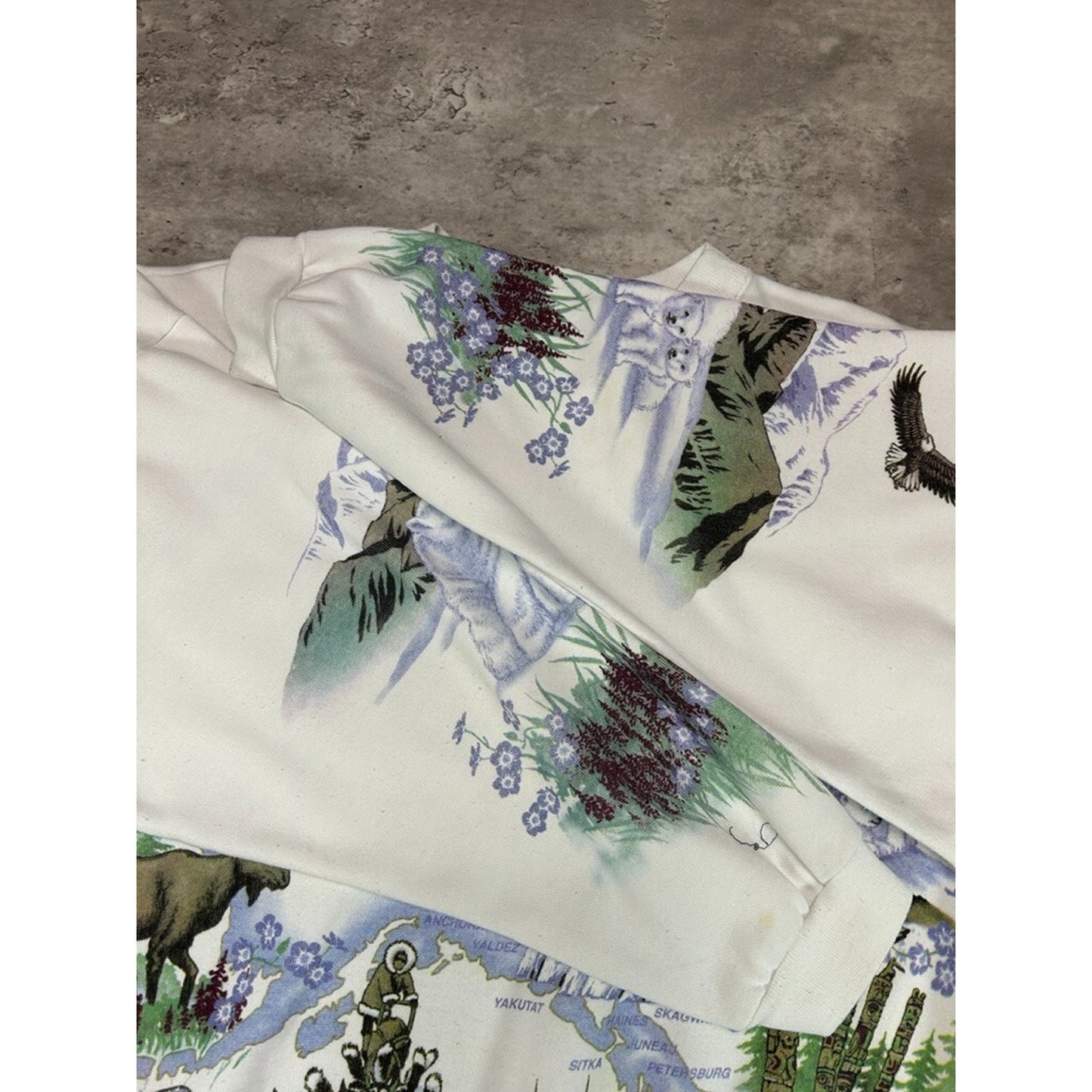 Vintage 90s Alaska Nature Animals All Over Print Sweatshirt Size Large White
