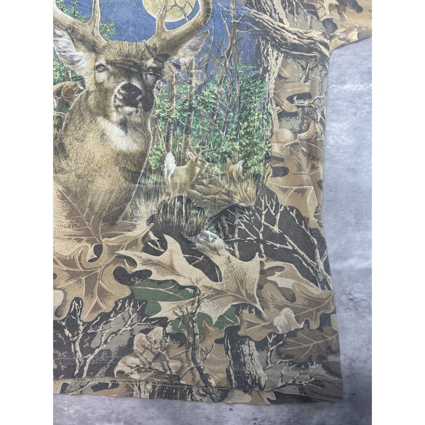 Vintage 90s Deer Graphic Nature Animal Tree Camo Hunting T-Shirt Size Large