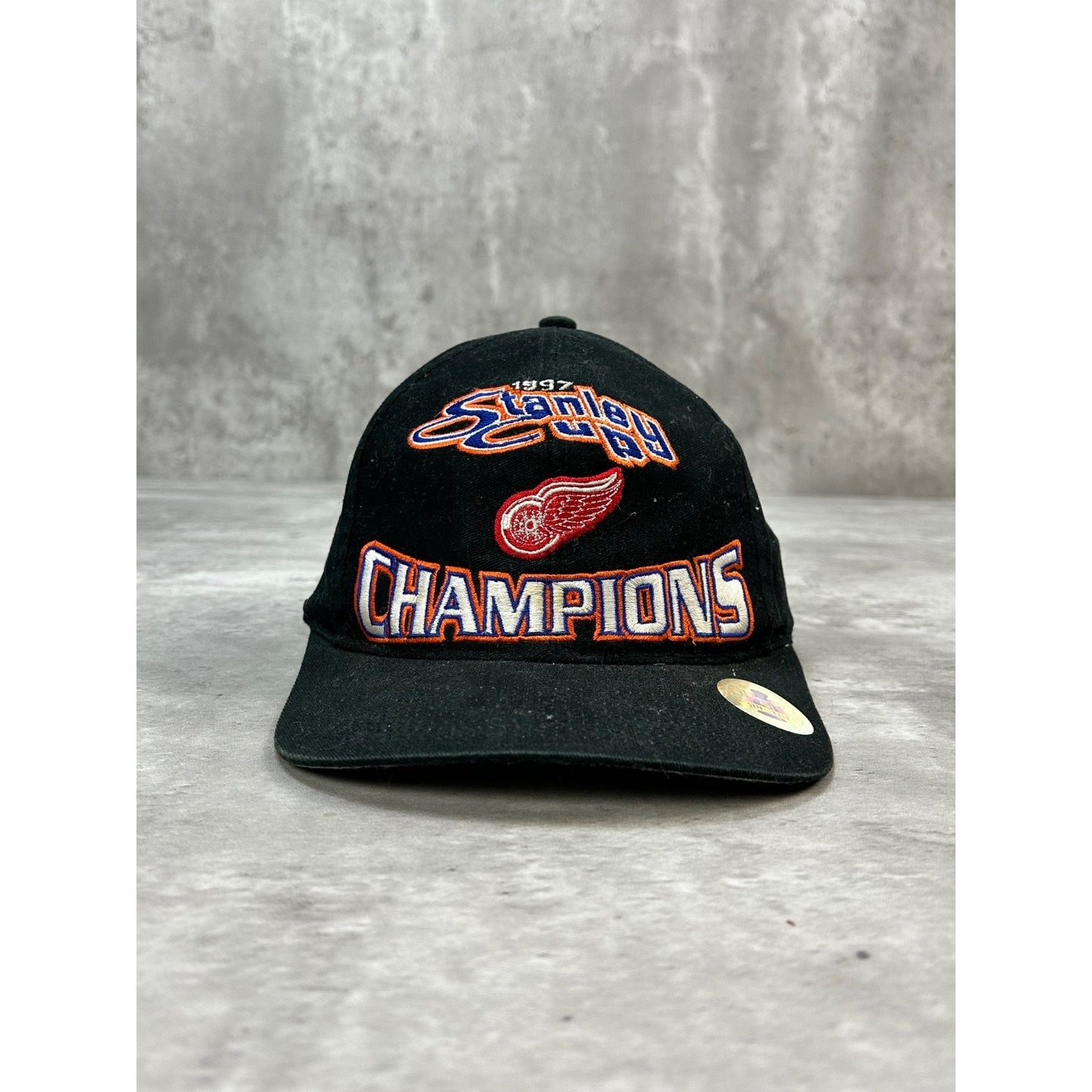 Vintage 1997 Detroit Red Wings NHL Embroidered Spellout Snapback Hat OSFA