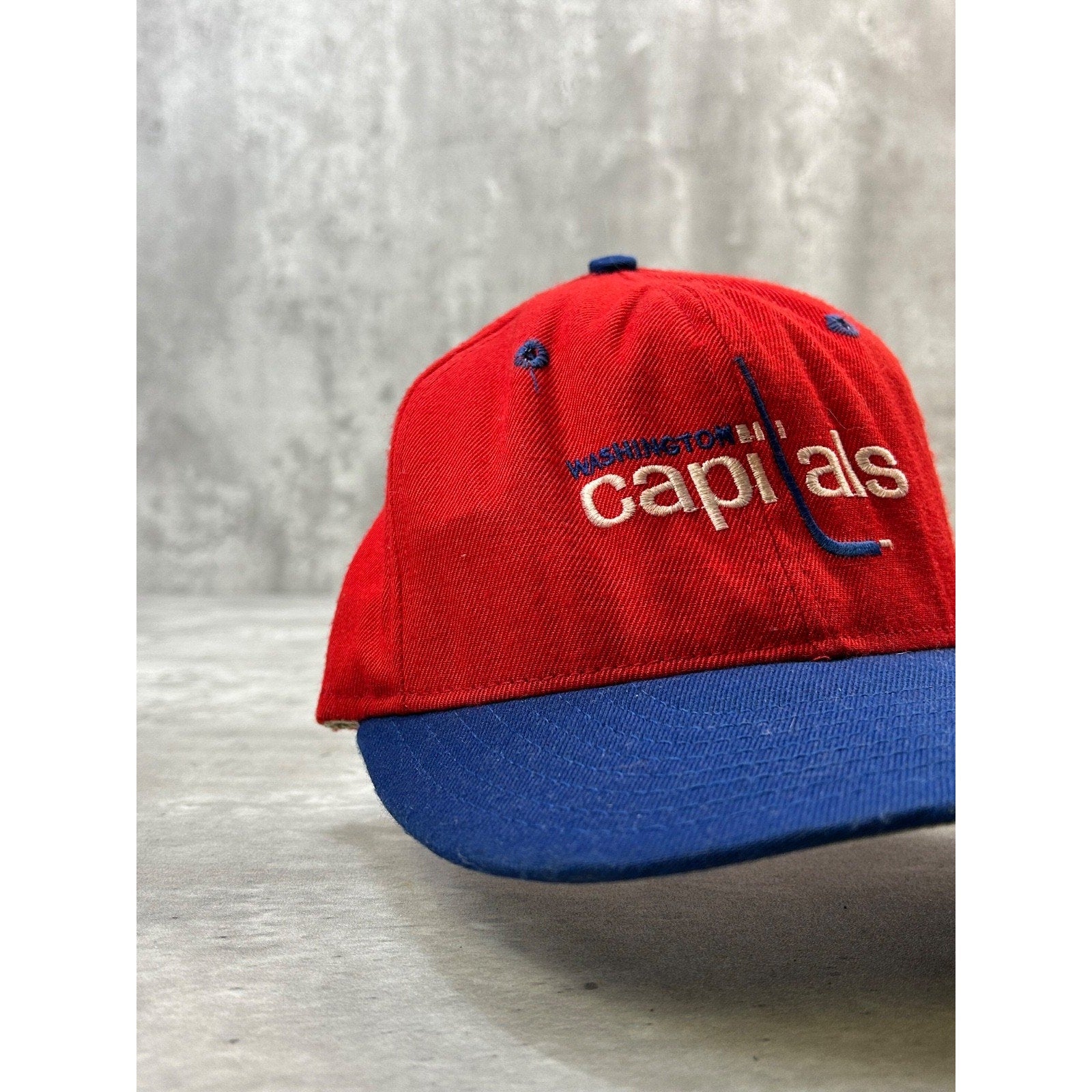 Vintage 90s Washington Capitals NHL Embroidered Spellout Snapback Hat OSFA