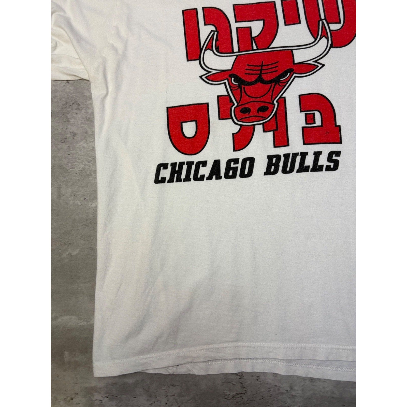 Vintage Chicago Bulls NBA Hebrew Spellout Graphic T-Shirt Size XL