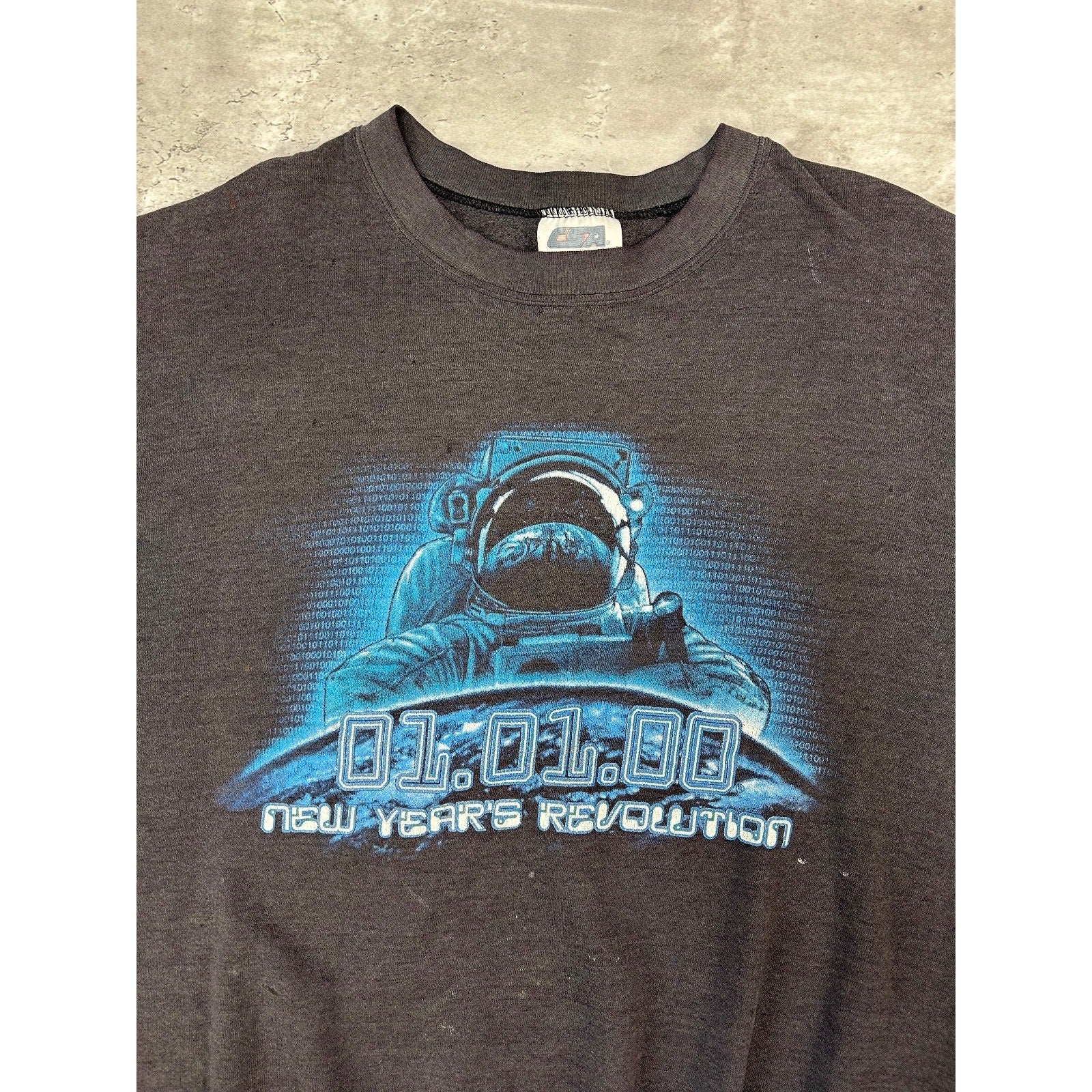 Vintage 2000 New Years Revolution Astronaut Graphic Sweatshirt Size Large