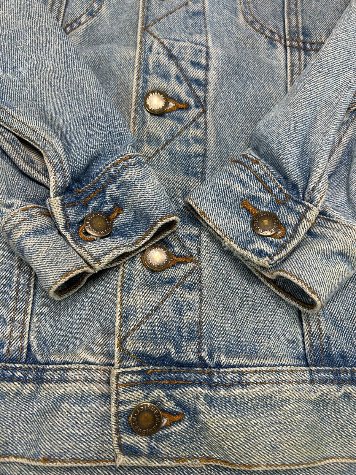 Vintage Wrangler Rugged Wear Light Wash Denim Trucker Jacket Size Small Blue