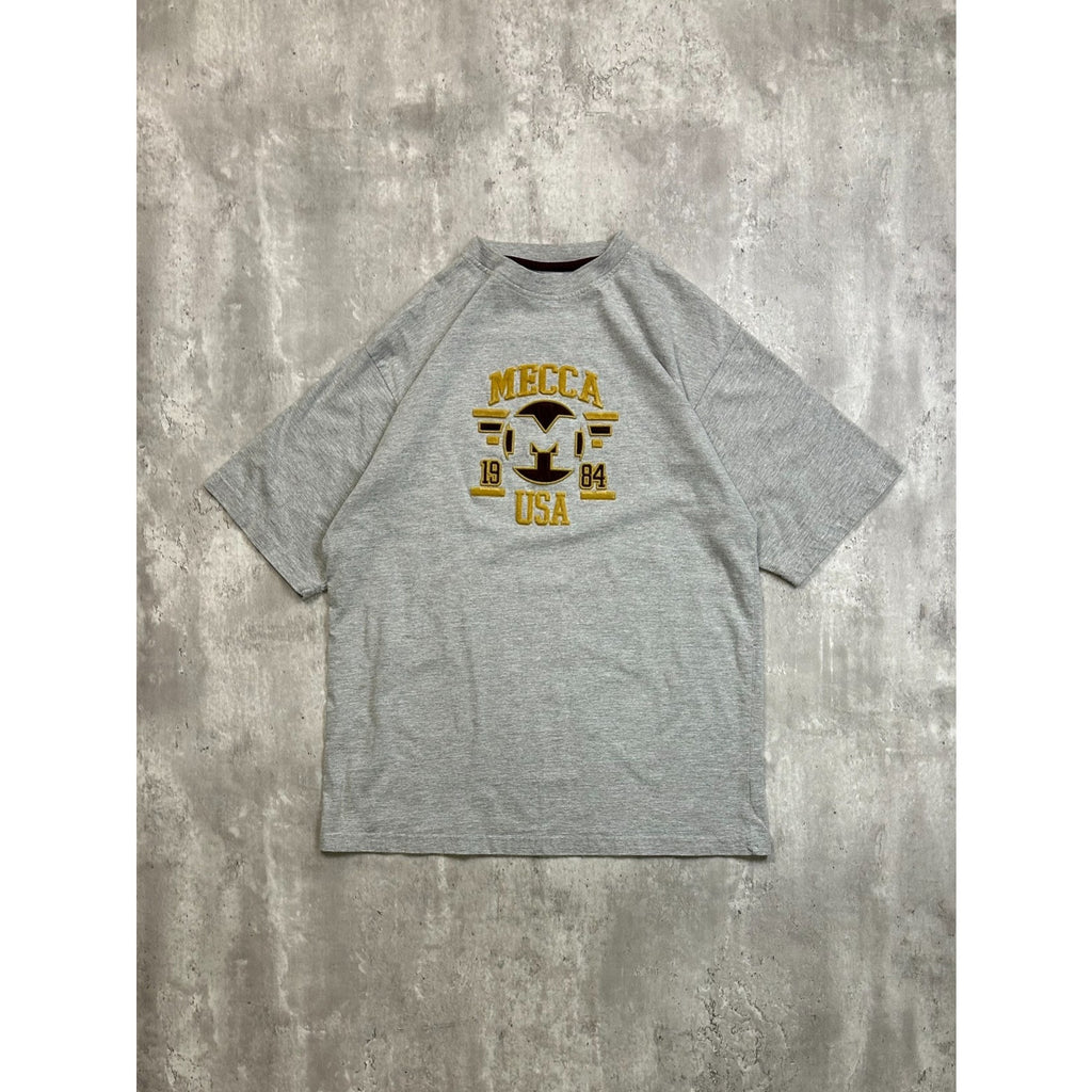 Vintage Y2K Mecca USA Felt Embossed Spellout Graphic T-Shirt Size Medium