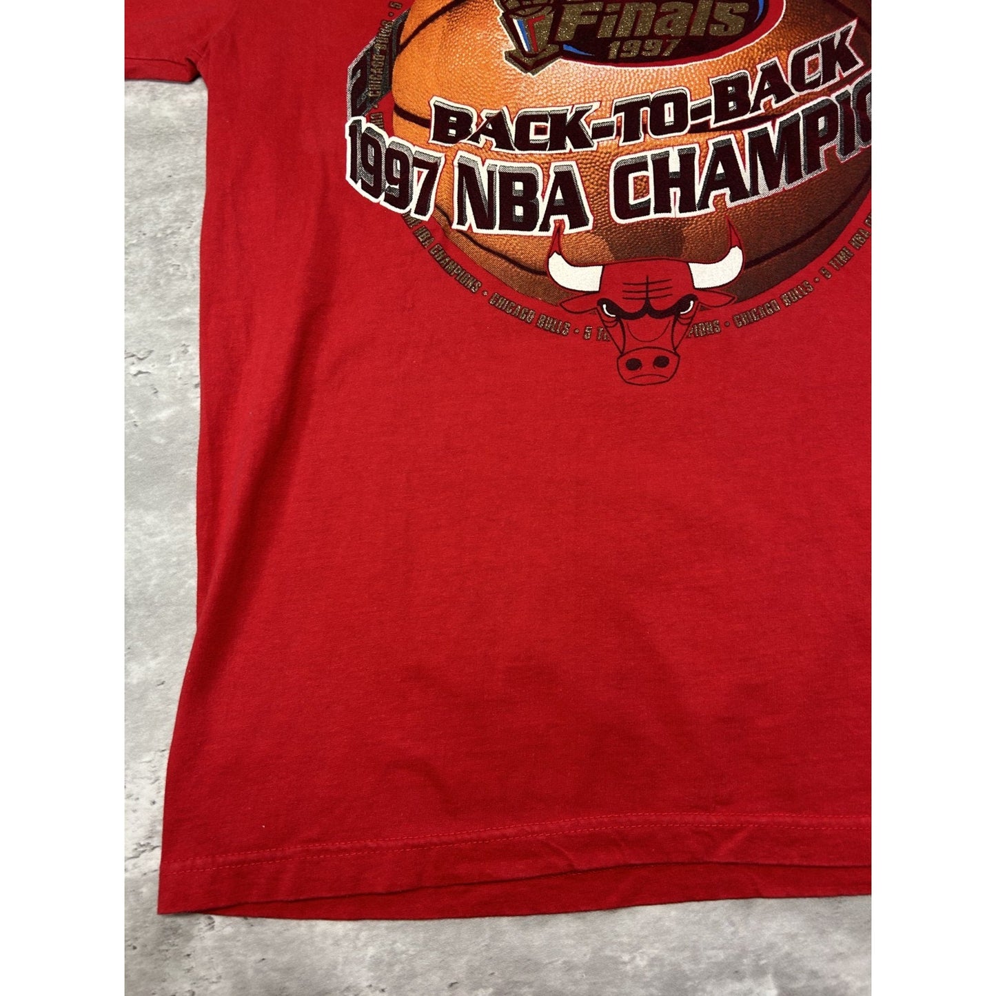 Vintage 1997 Chicago Bulls NBA Back To Back World Champs Graphic T-Shirt Large