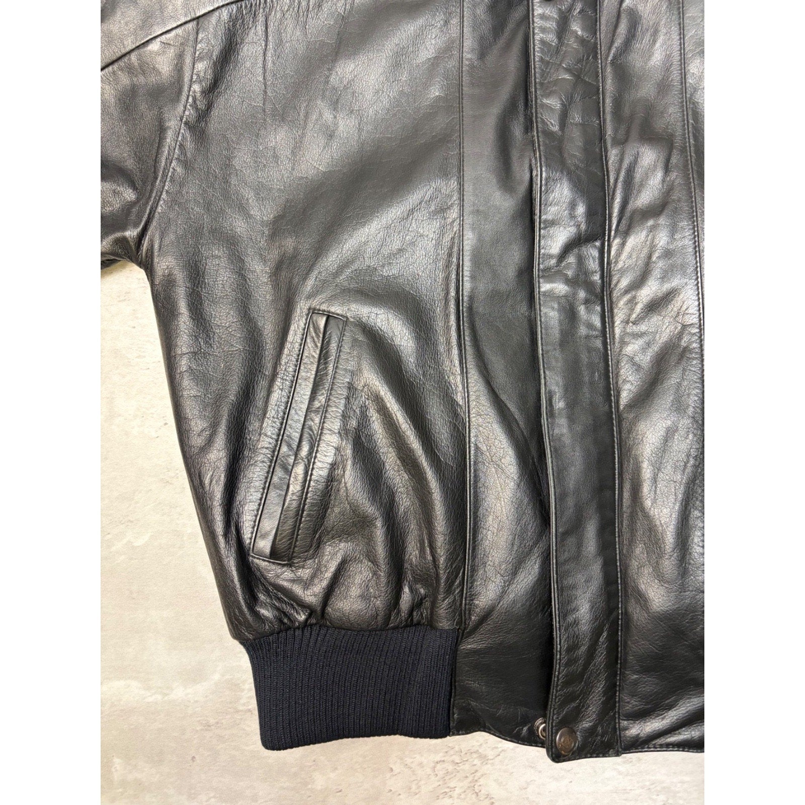 Vintage Hard Rock Cafe Embossed Sleeve Logo Leather Bomber Jacket Size Small
