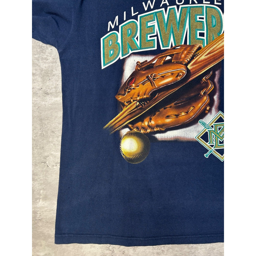 Vintage 1998 Milwaukee Brewers MLB Equipment Graphic Baseball T-Shirt Size Large