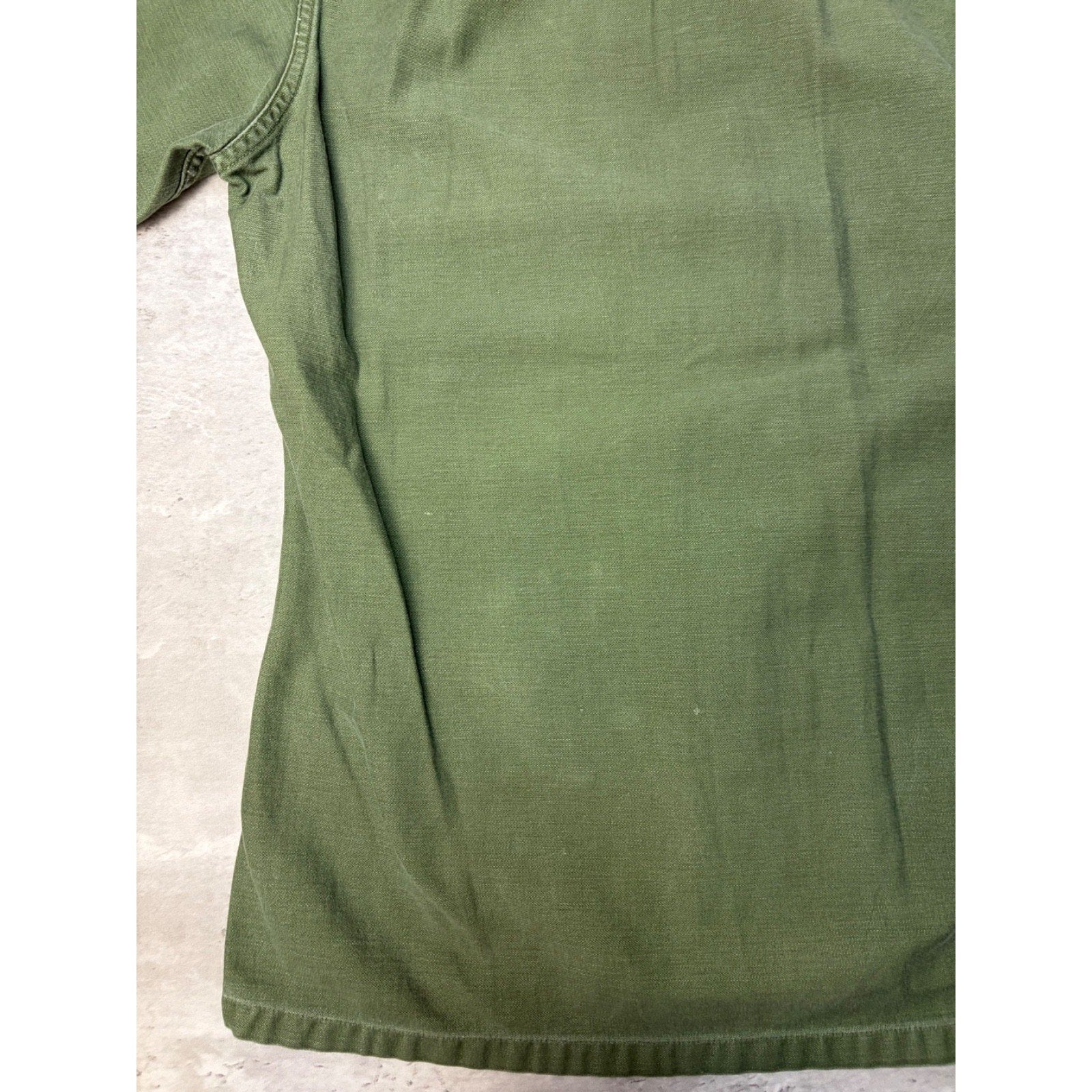 Vintage 1960s US Army OG 107 Patched Military Button Up Shirt Size Medium