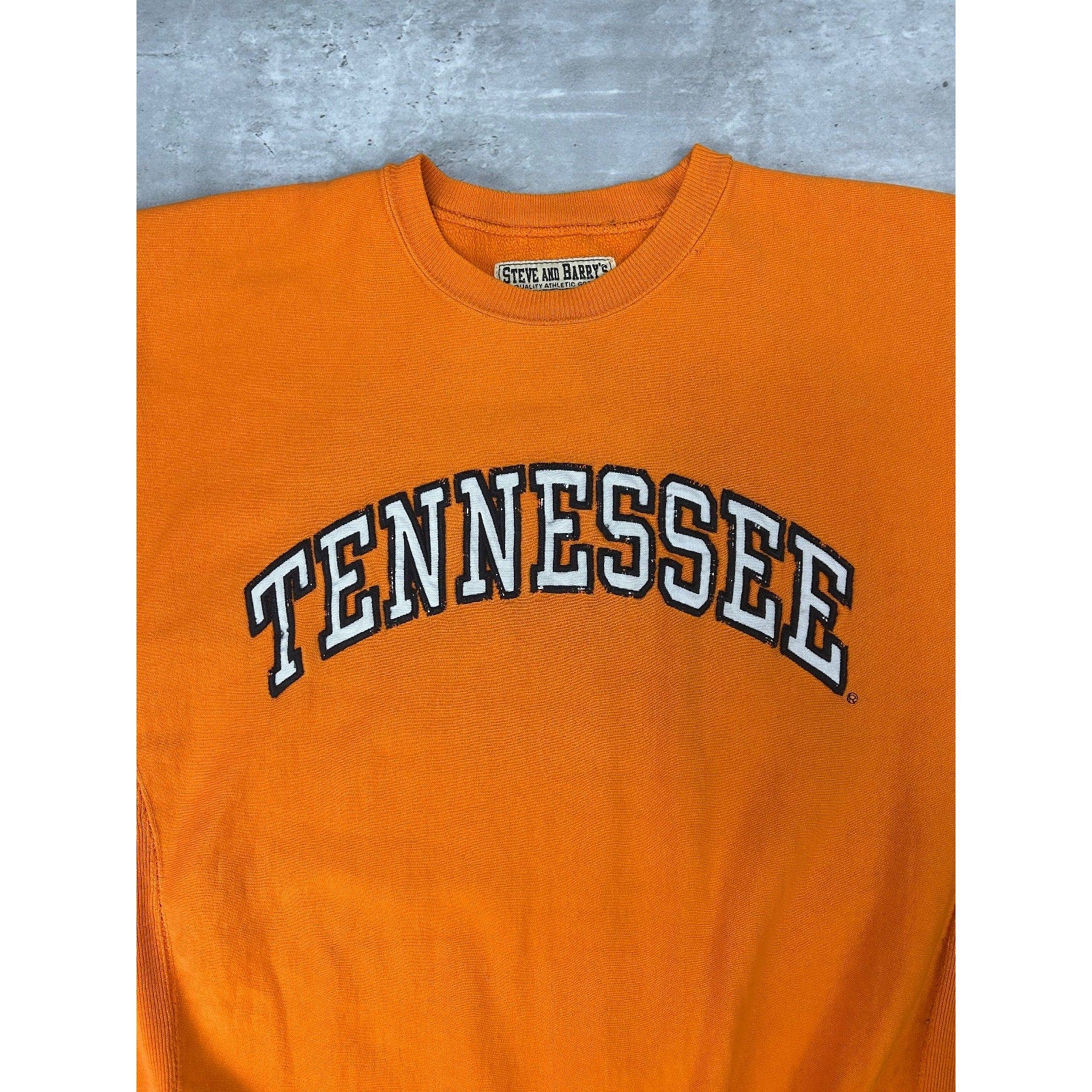 Vintage Tennessee Volunteers NCAA Embroidered Spellout Sweatshirt Size Medium