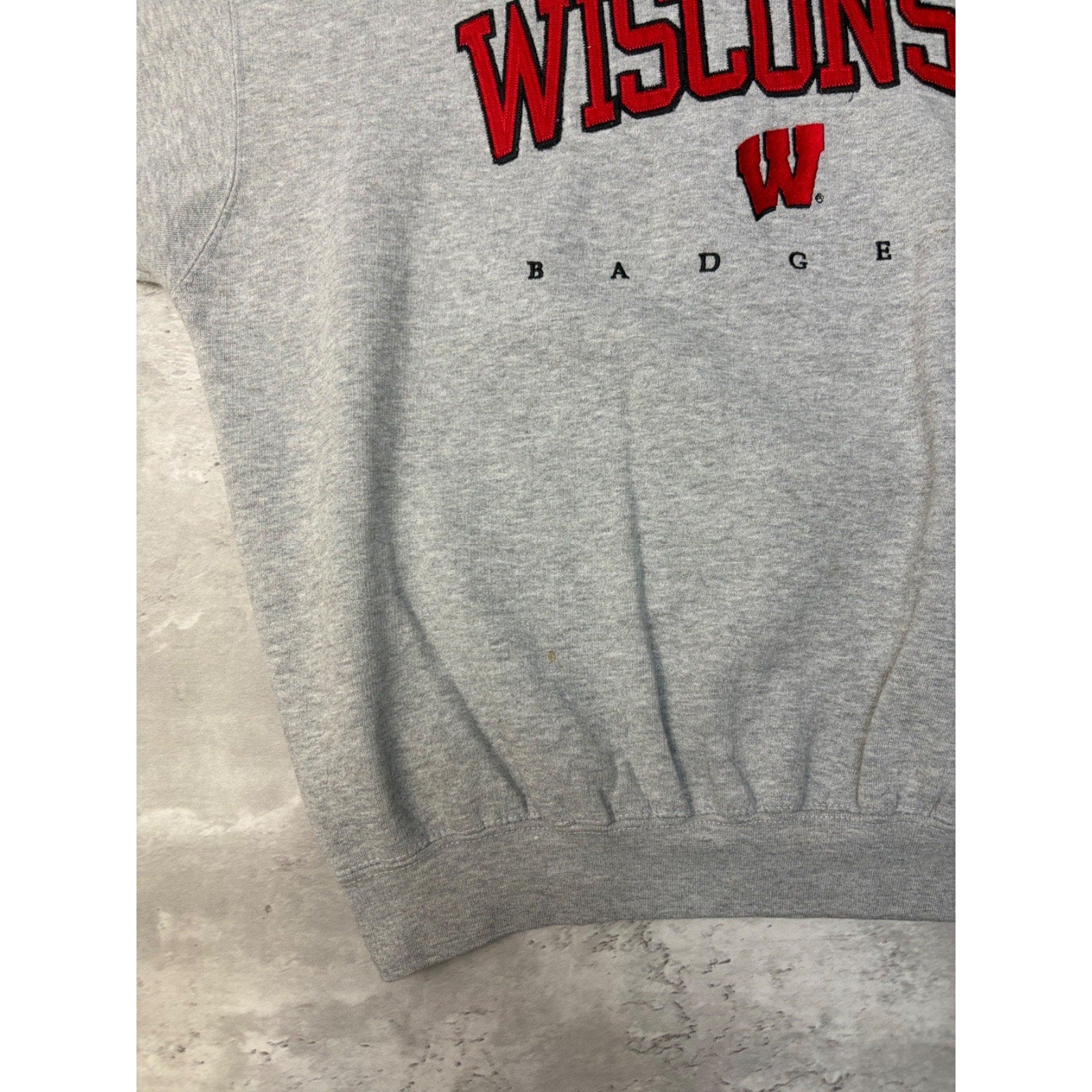Vintage Wisconsin Badgers NCAA Embroidered Spellout Sweatshirt Size Large