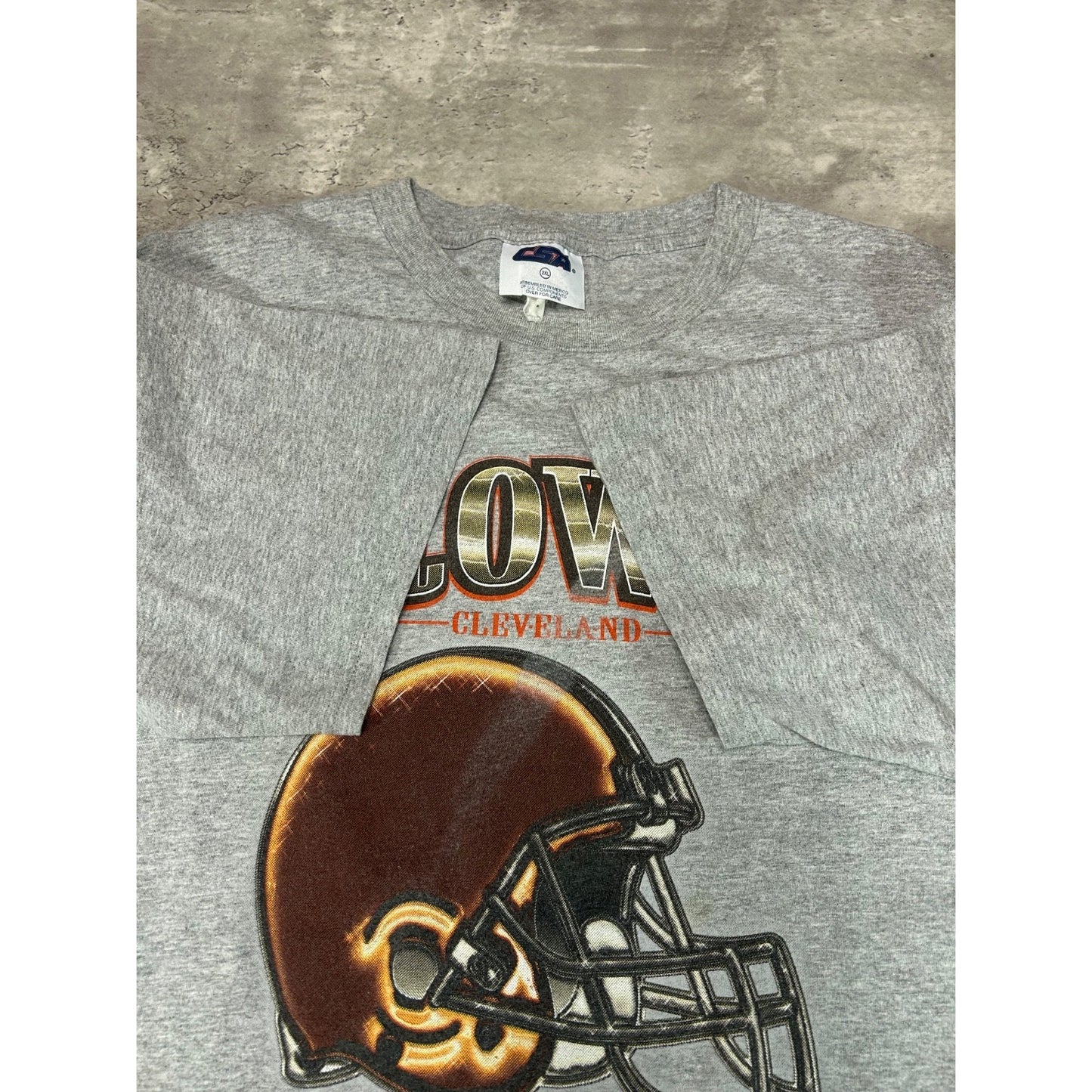 Vintage Cleveland Browns NFL Helmet Graphic Spellout Football T-Shirt Size 2XL